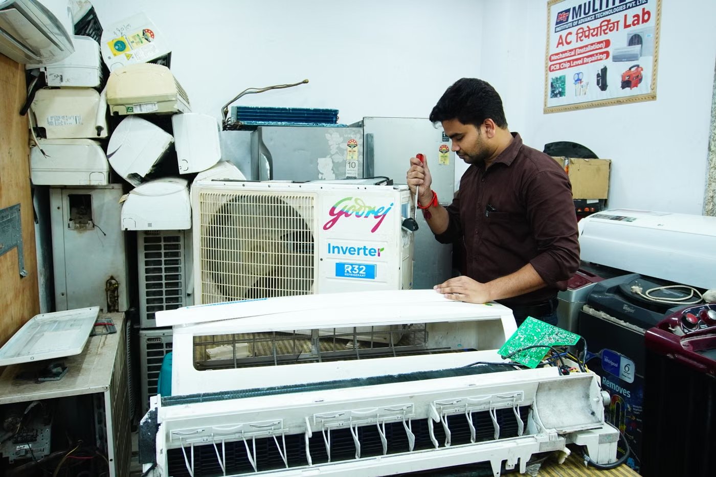 Technicien nettoyant un conduit d'air avec un tuyau
