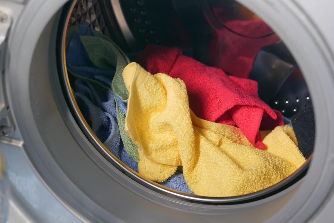 Technicien répare un lave-linge
