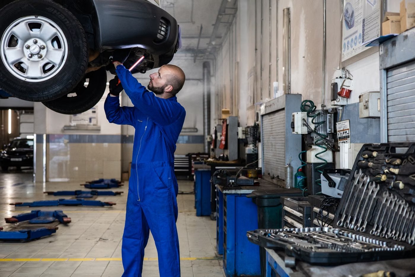 Auto poli dans l'atelier