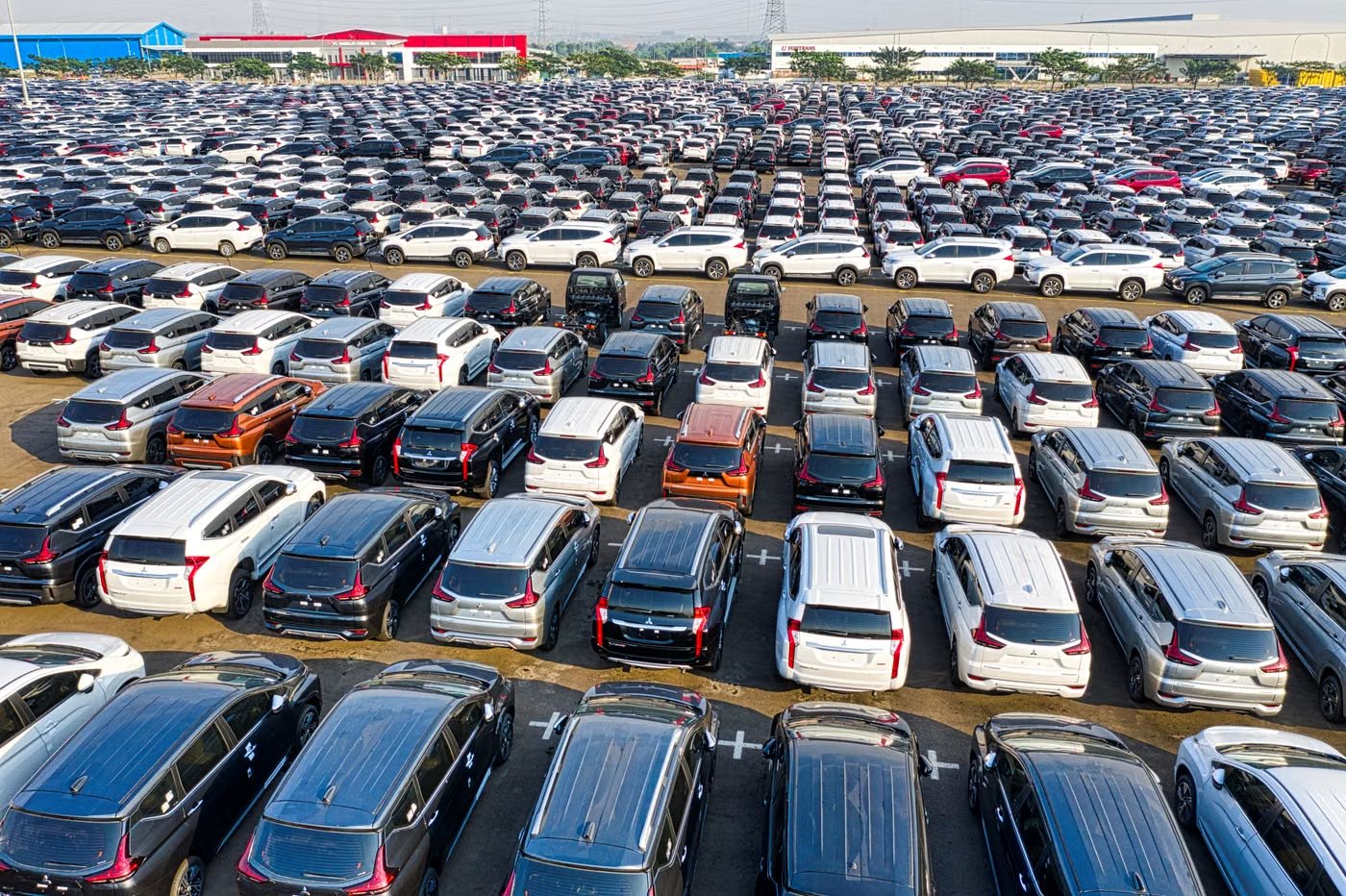 Technicien diagnostique l'électrique de la voiture
