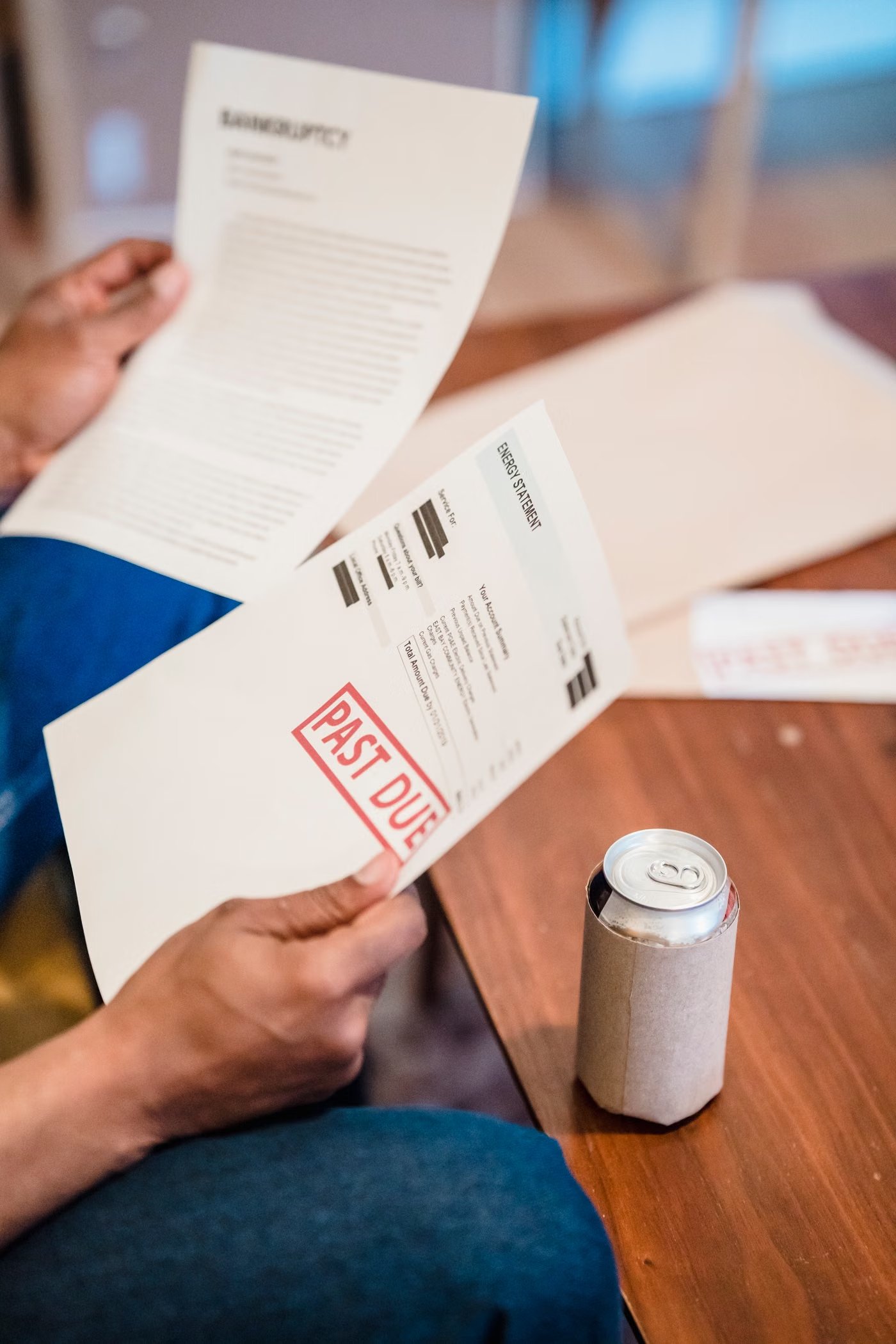 Avocat examinant des documents avec un client au bureau
