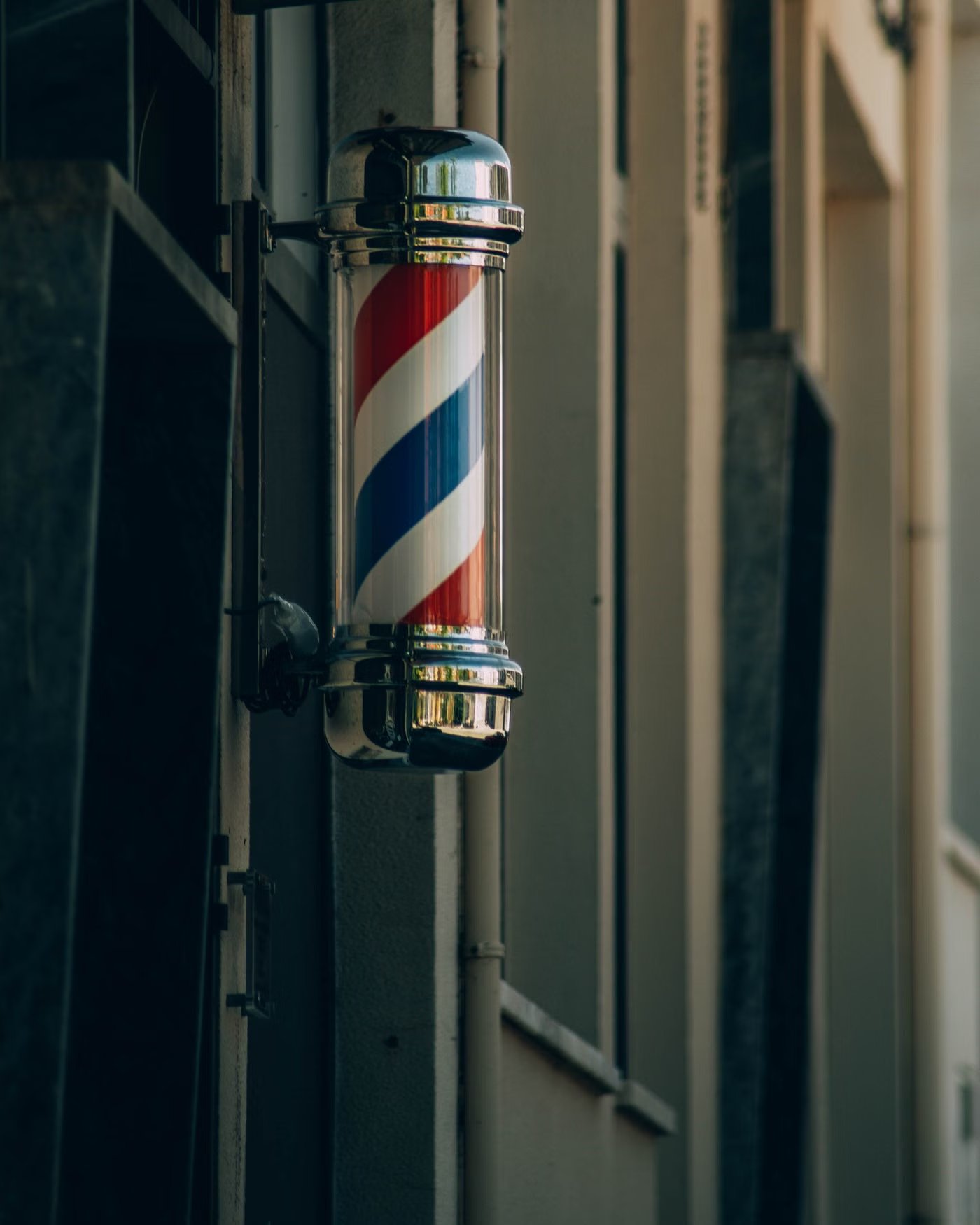 Barbier donne une coupe