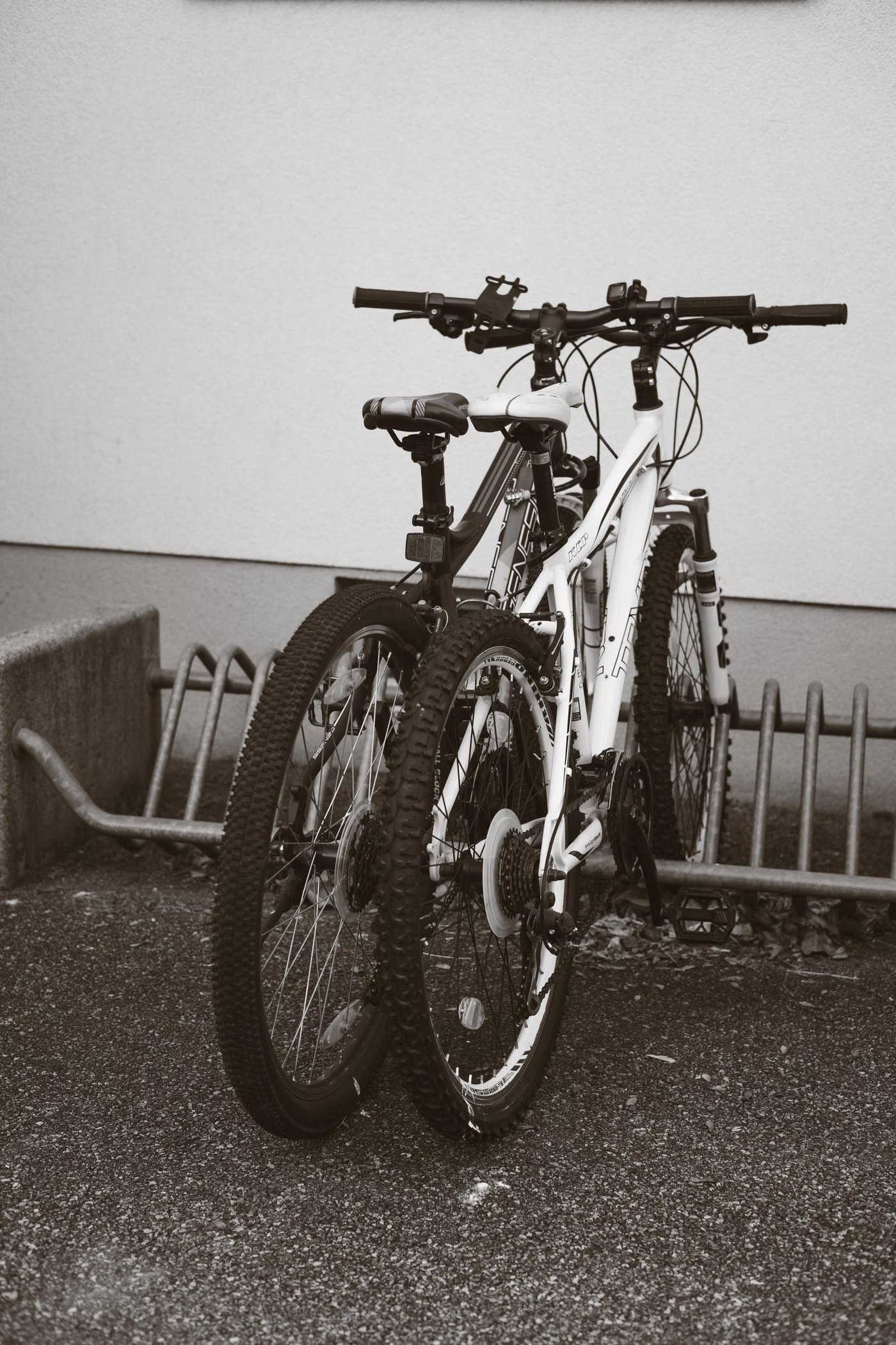Techniker repariert ein Fahrrad in einer Werkstatt