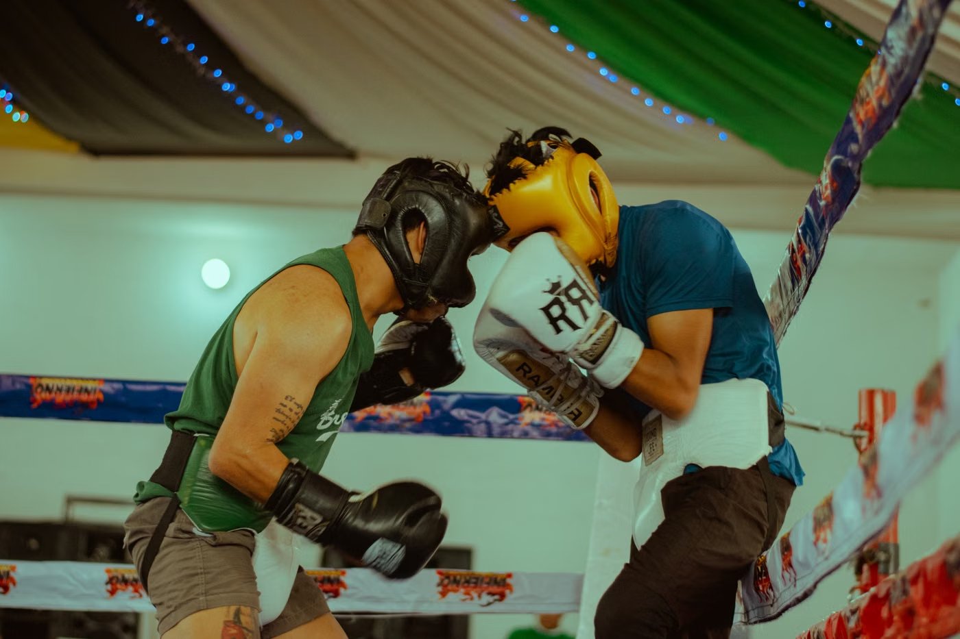 Boxer trainiert in einem Boxstudio