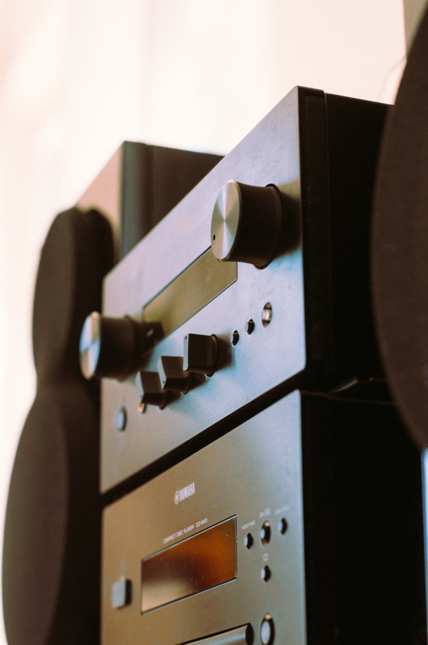 Technicien câble une autoradio