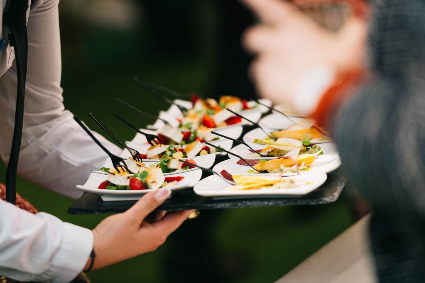 Équipe de traiteur dressant une table de buffet
