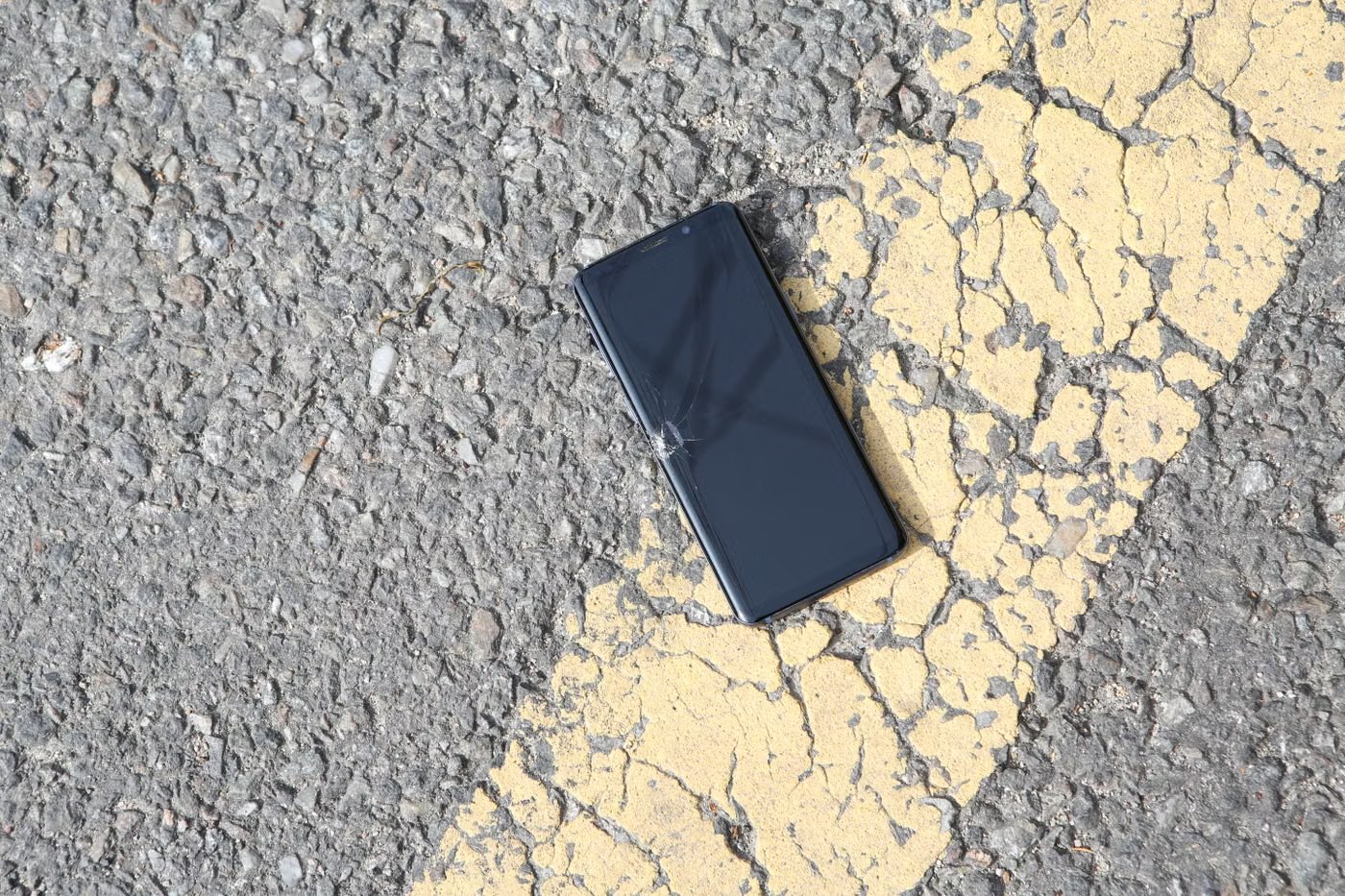 Technicien remplace l'écran d'un téléphone