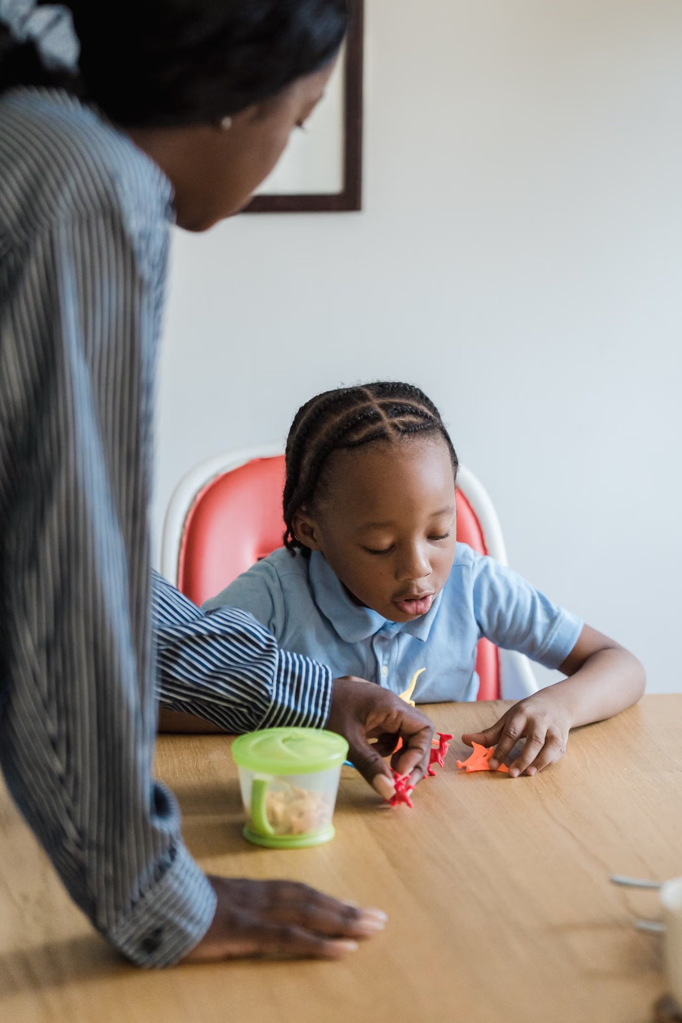 Éducateurs jouant avec des enfants dans une garderie