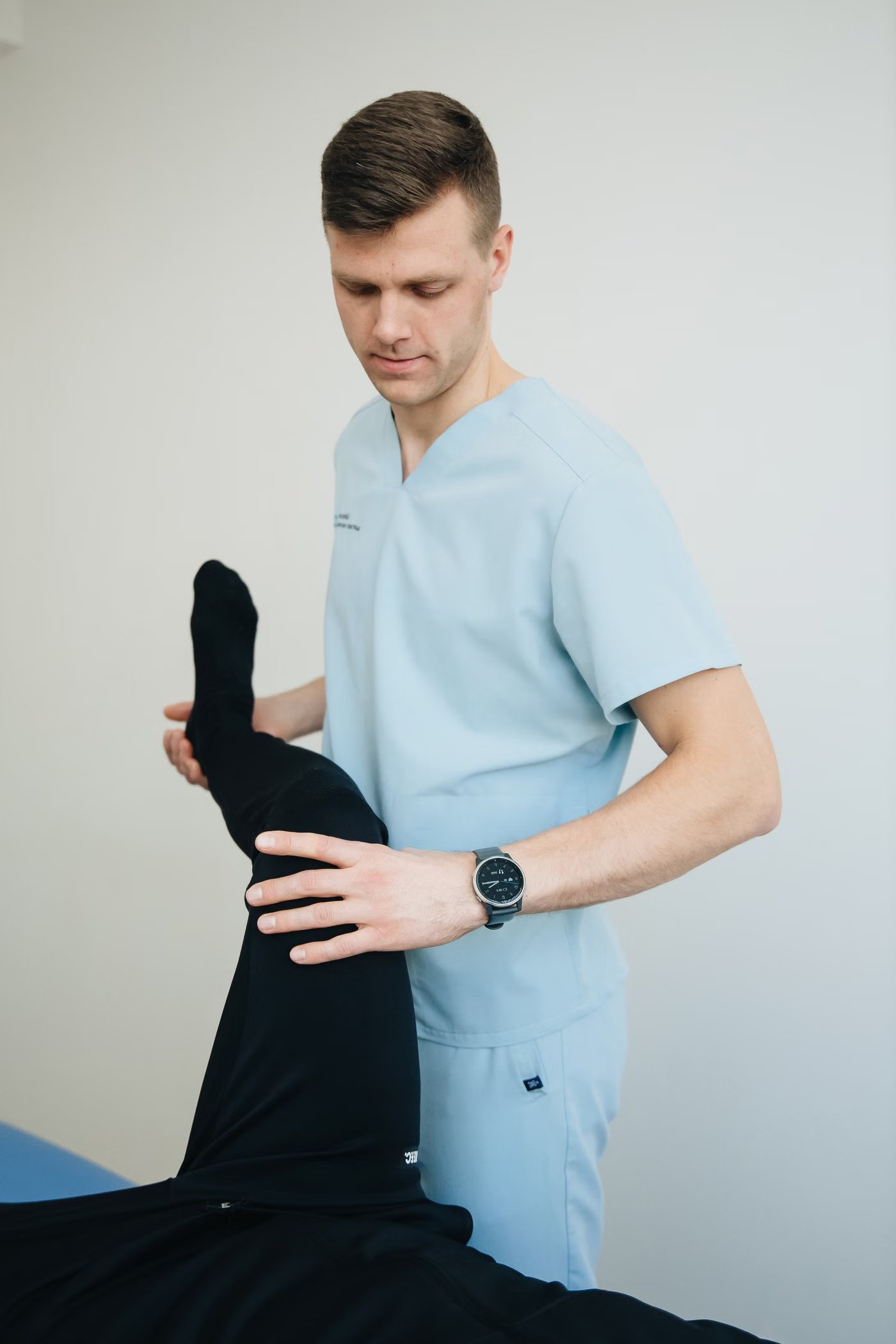 Chiropraktor justiert die Wirbelsäule eines Patienten