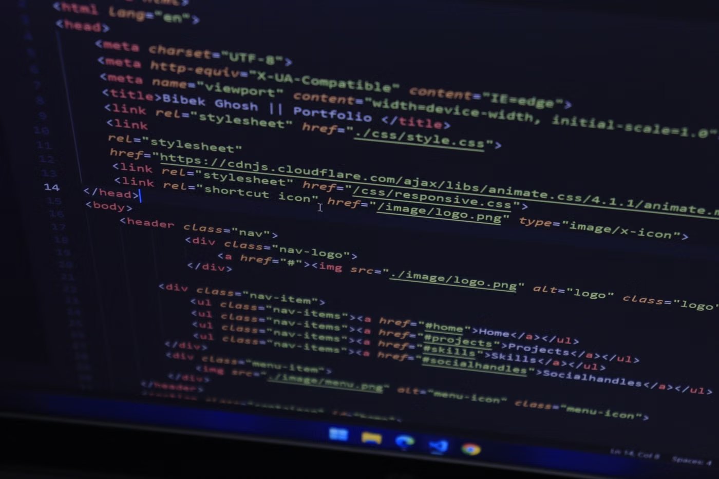 Programmierlehrer unterrichtet Studenten vor Computern