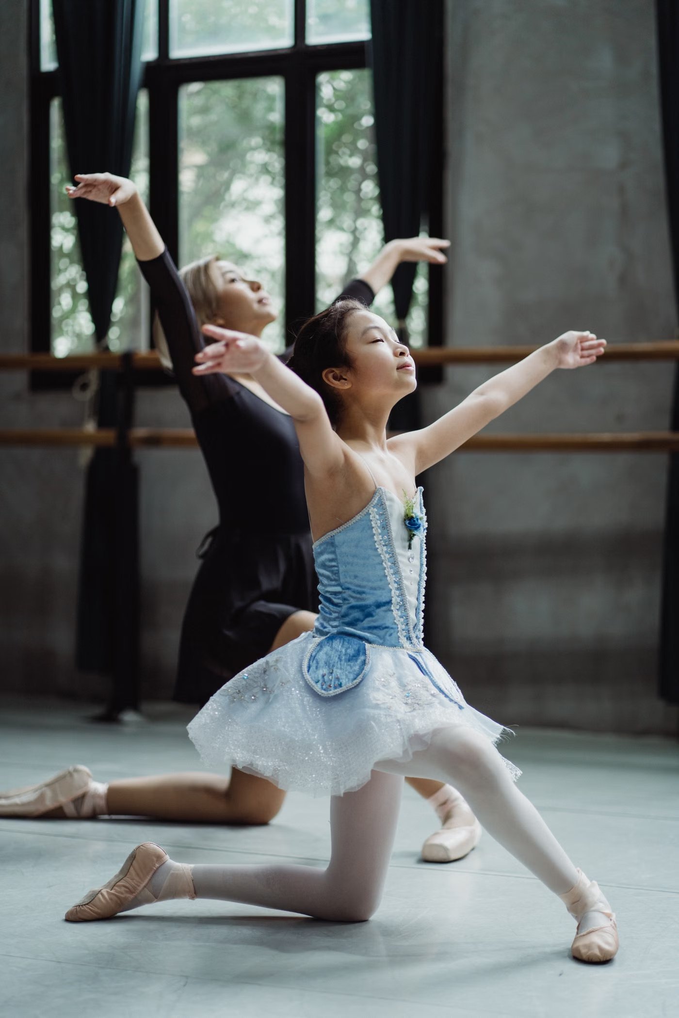 Paar tanzt Salsa in einem Tanzstudio