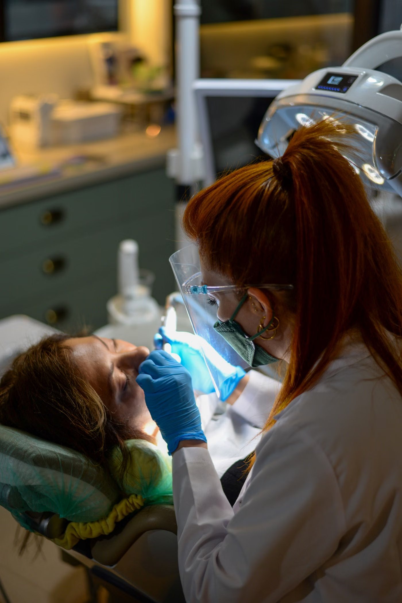 Zahnarzt behandelt einen Patienten in der Praxis