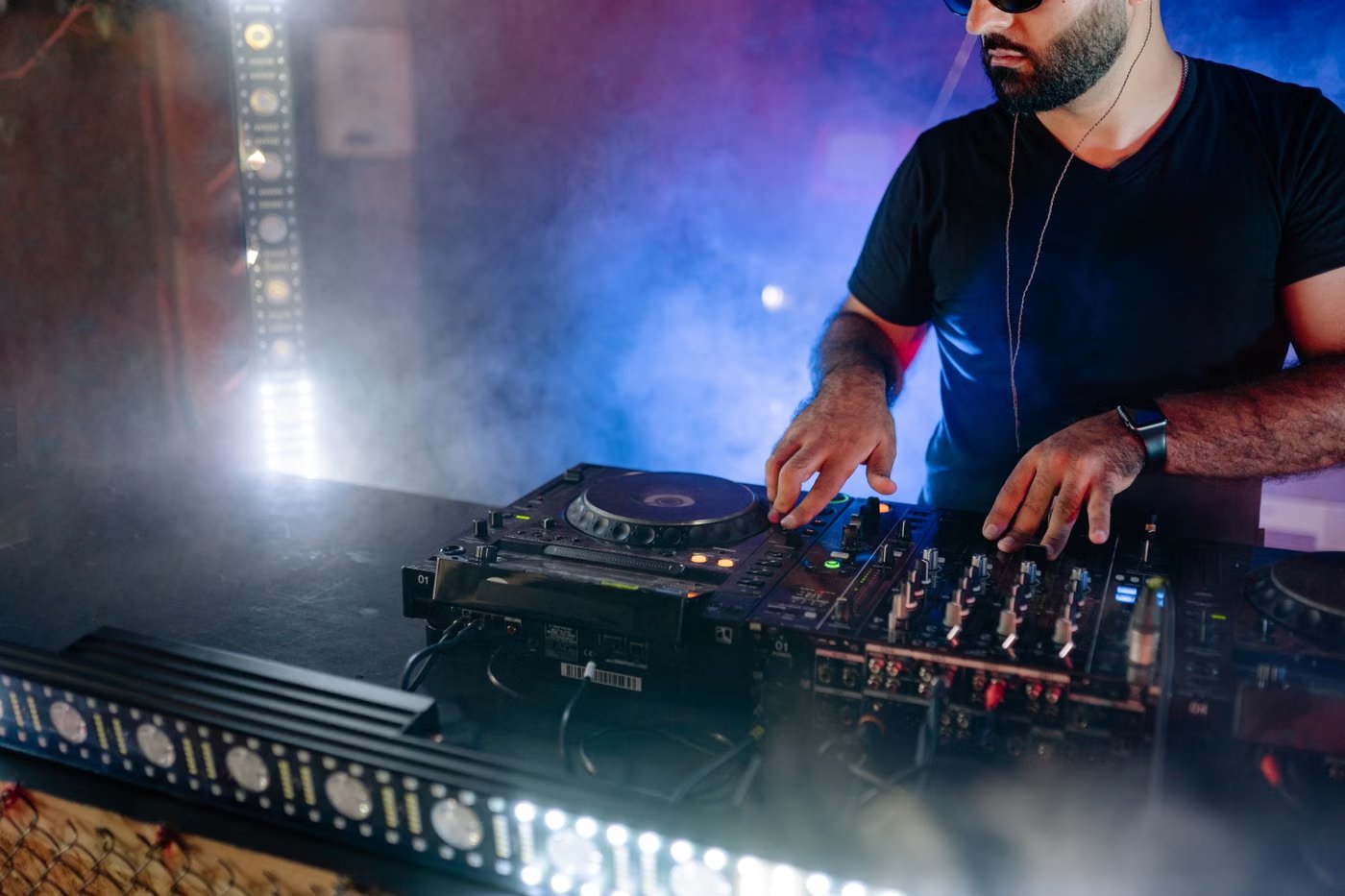DJ bringt eine Party mit Lichtern und tanzendem Publikum in Stimmung