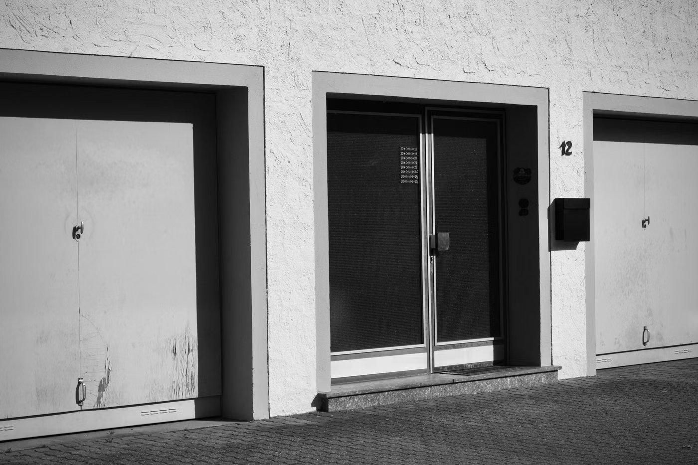 Techniker repariert den Rahmen einer Haustür