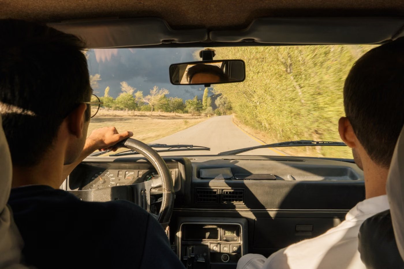Fahrlehrerin bringt einer Schülerin das Fahren bei
