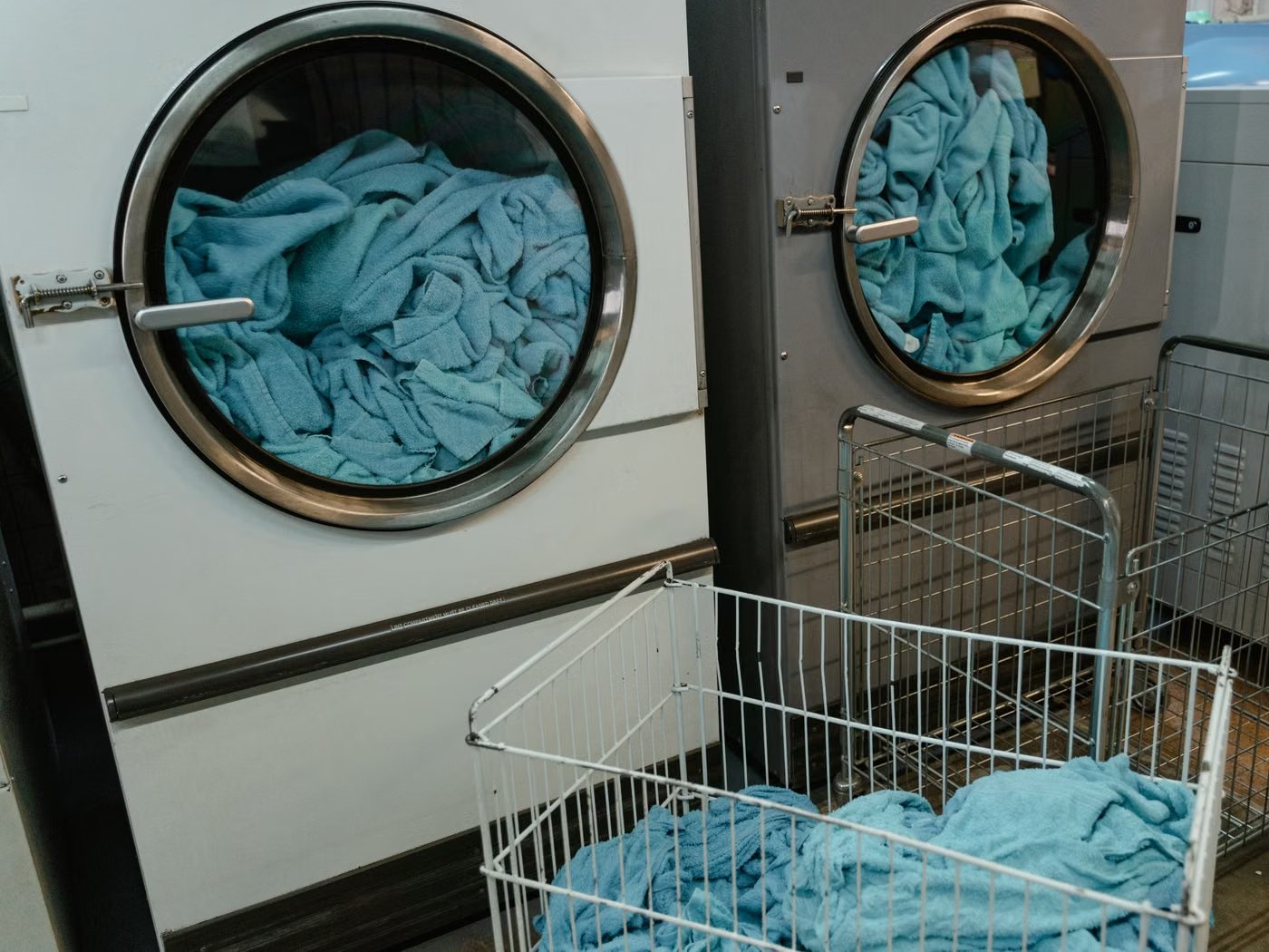 Vêtements dans une laverie à sec