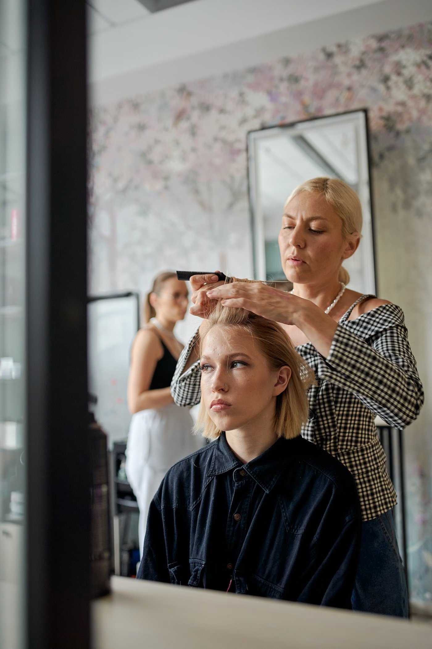 Coiffeuse coiffant une cliente dans un salon