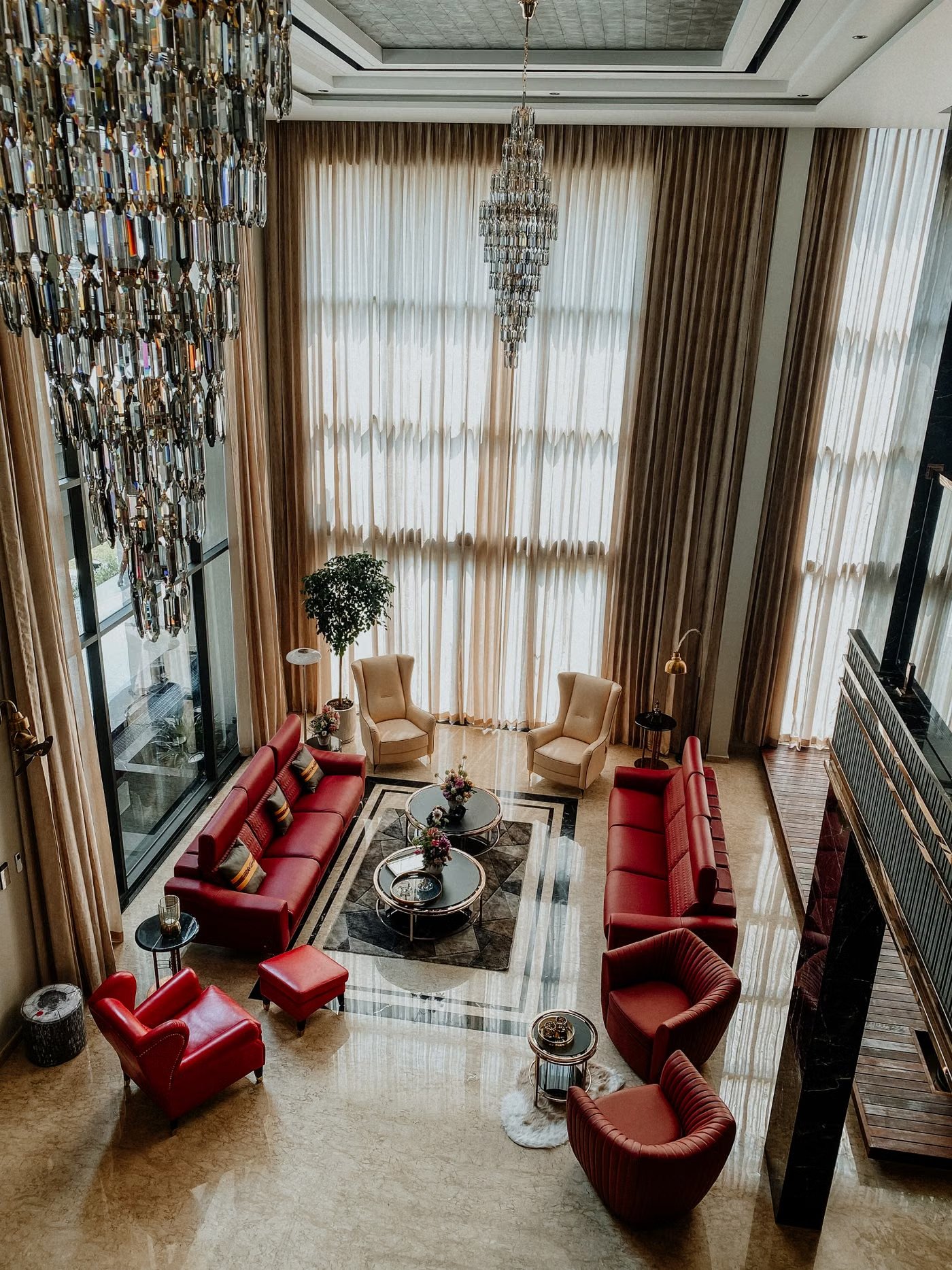 Home-Staging-Spezialistin dekoriert ein Wohnzimmer