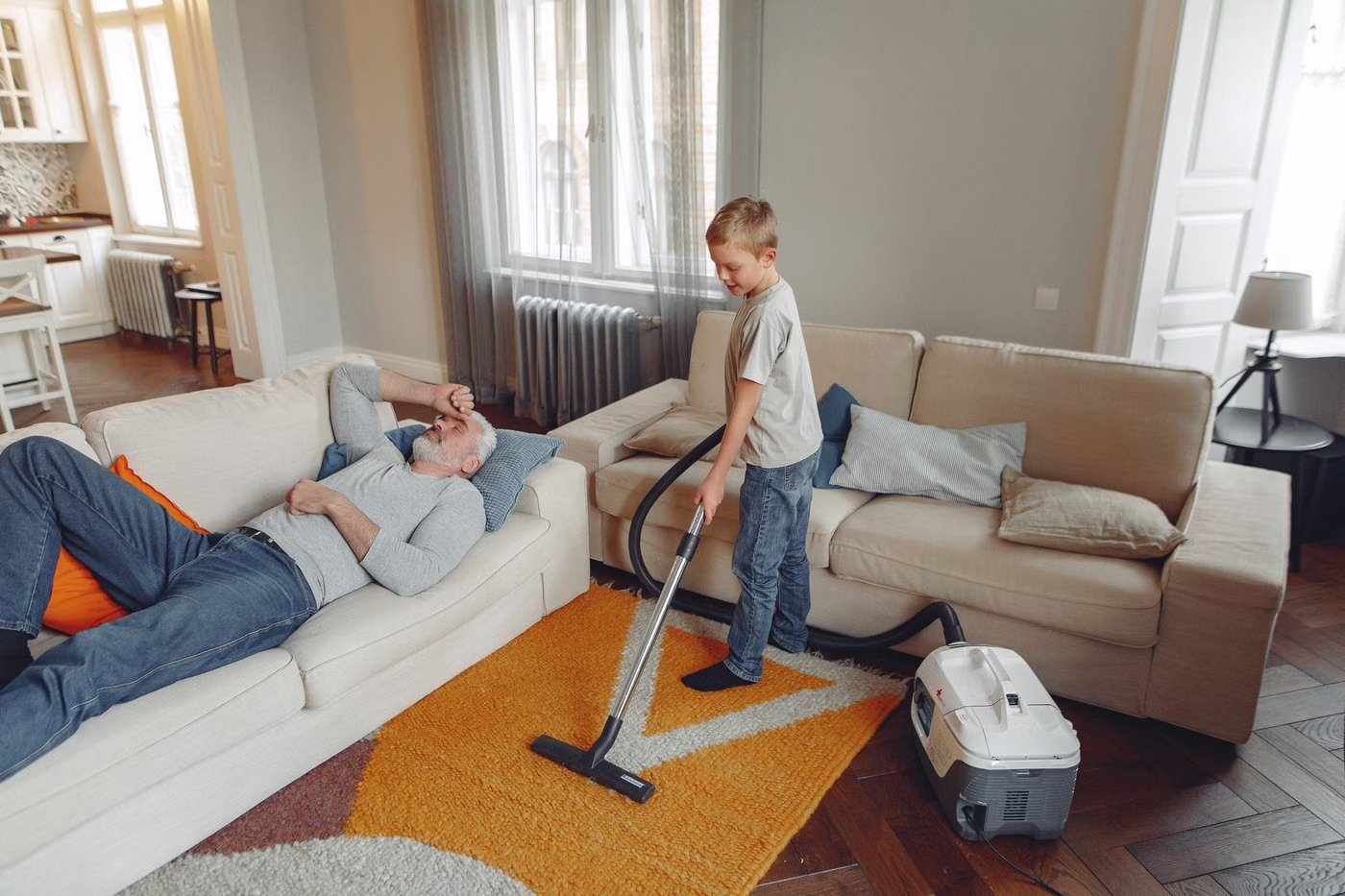 Reinigungskräfte richten ein Wohnzimmer her