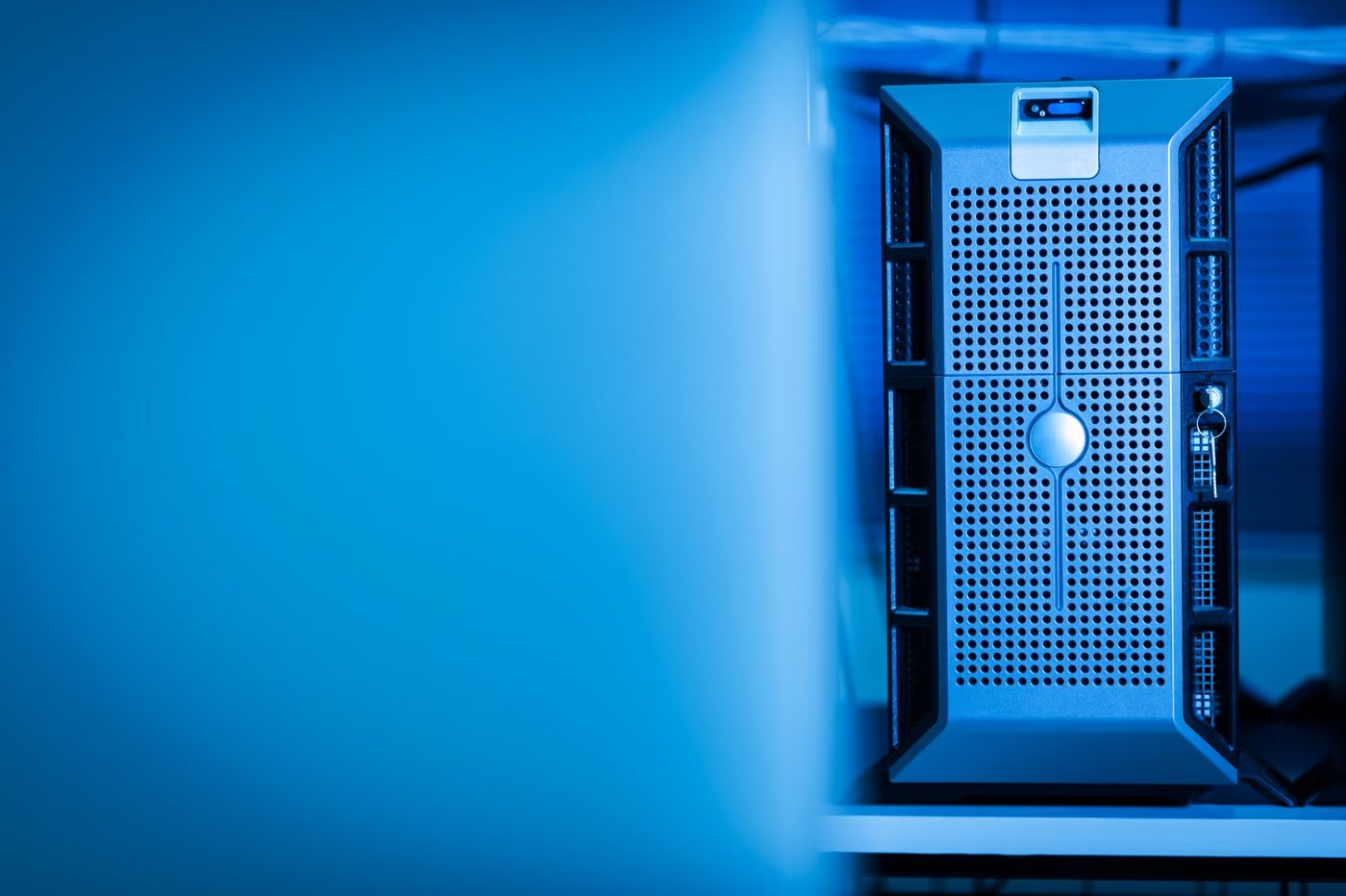 Servicetechniker repariert einen Computer am Schreibtisch