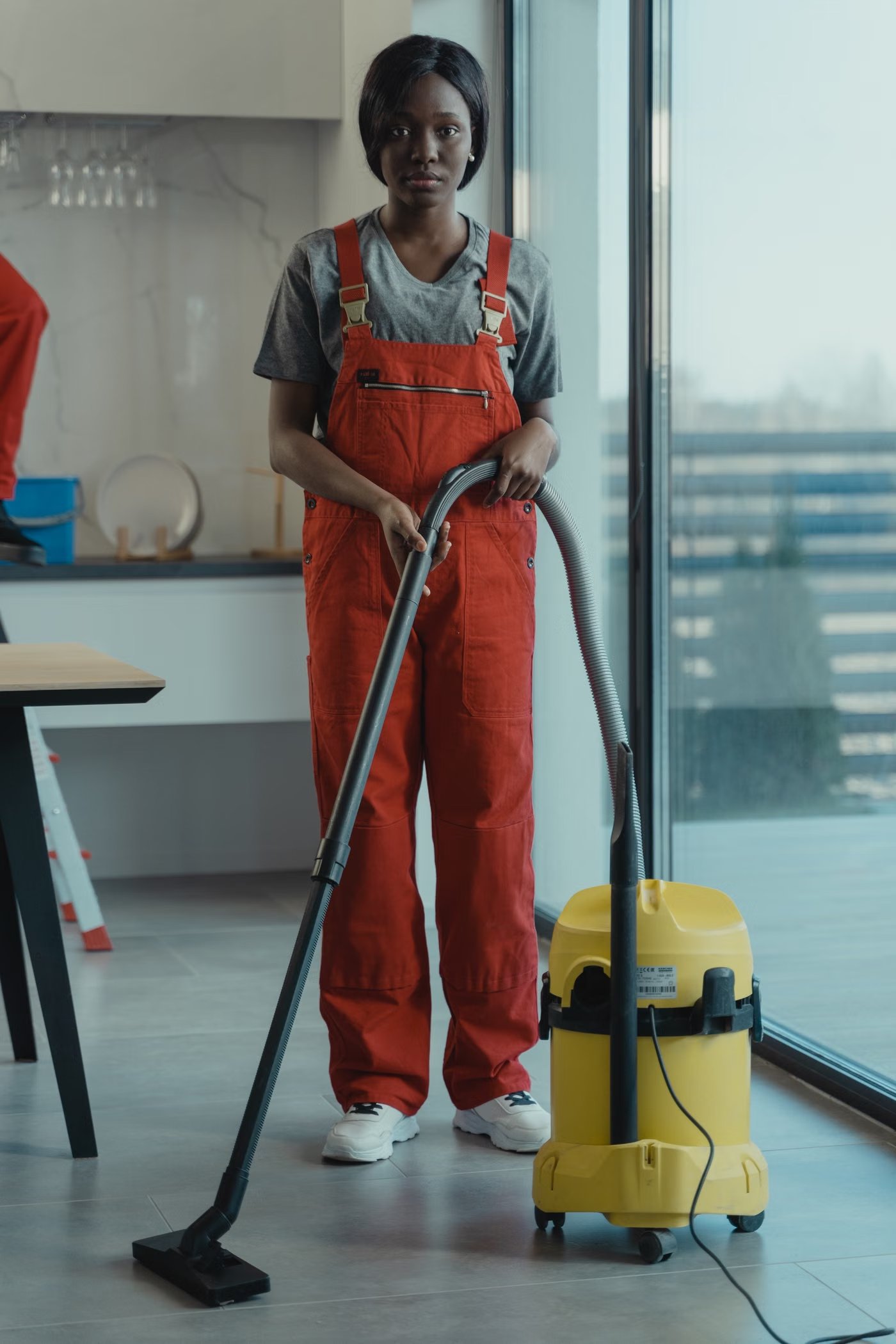 Équipe de nettoyage commercial dans un bureau