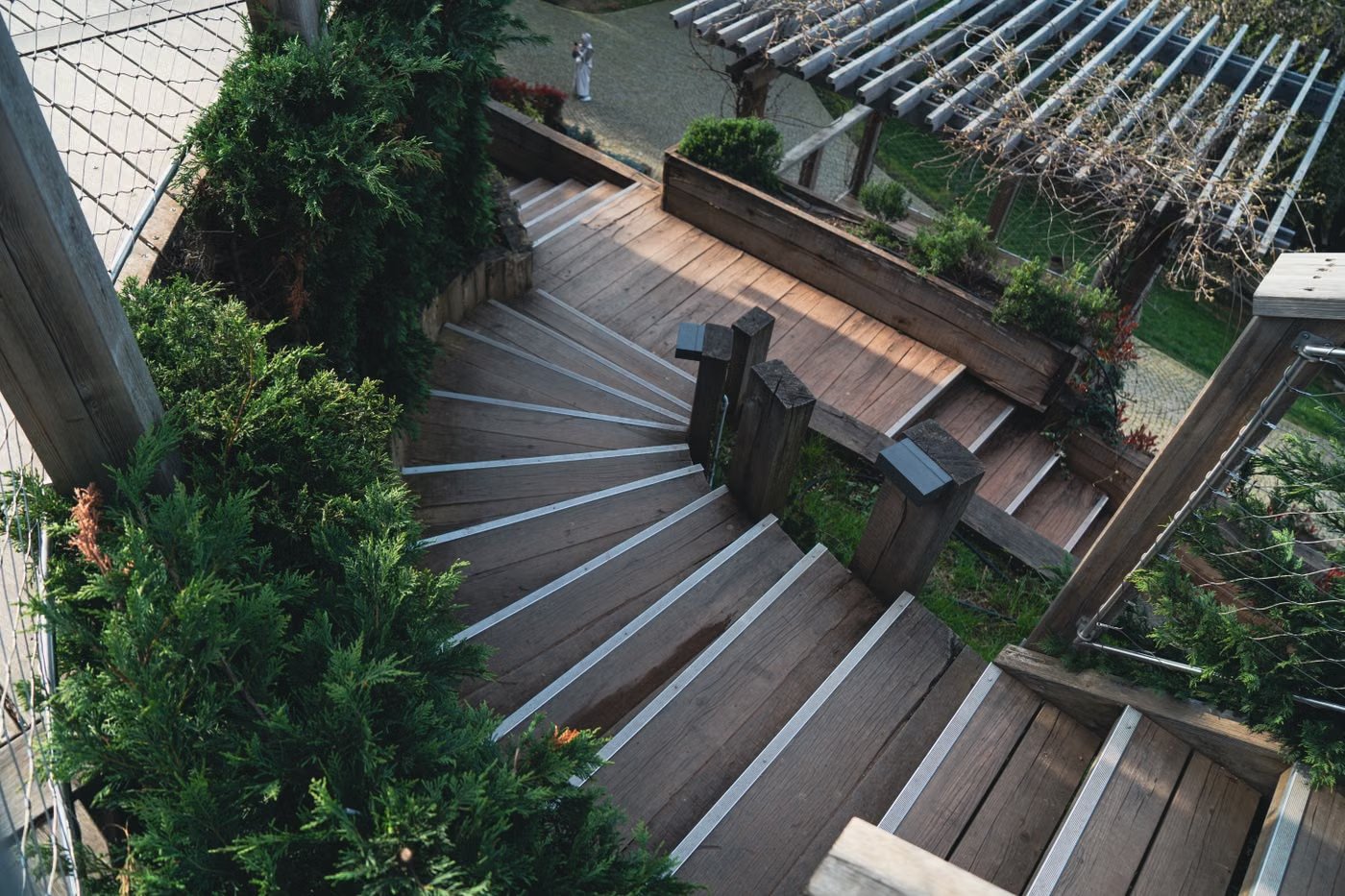 Gartenteam arbeitet am Garten eines Hauses