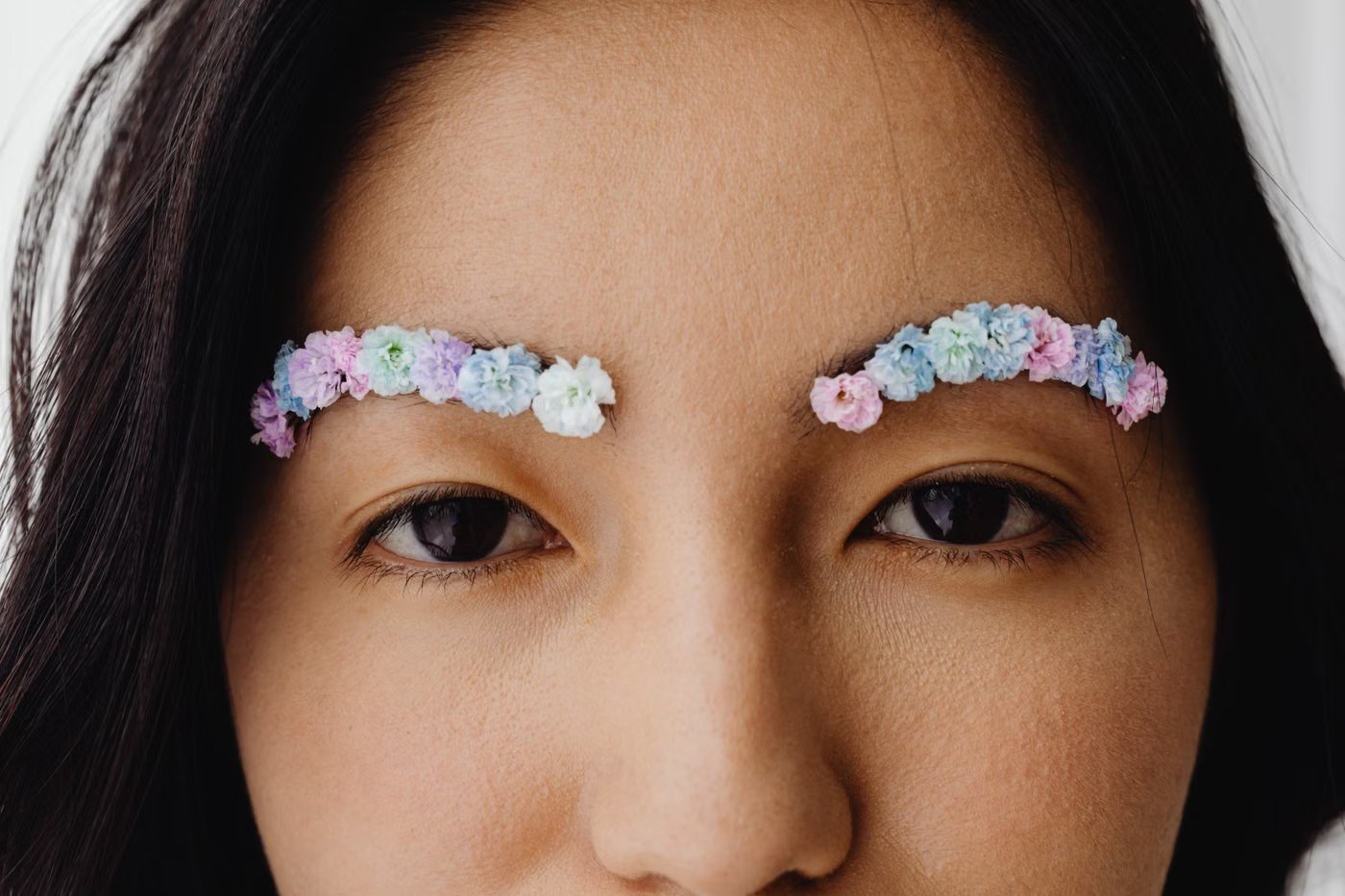 Spécialiste du microblading travaillant les sourcils d'une cliente