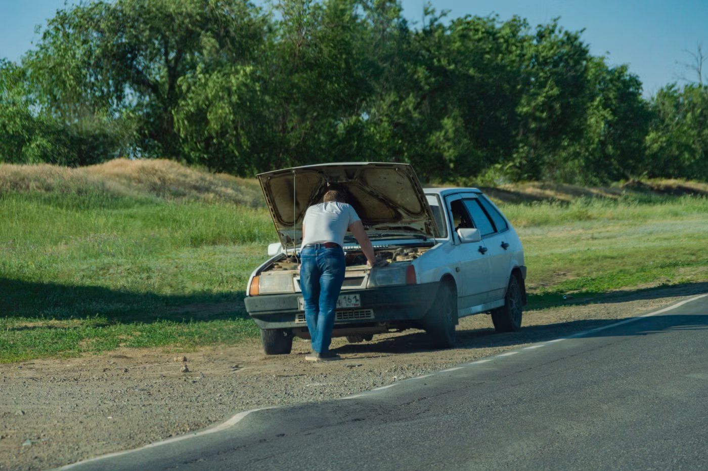 Mécanicien mobile devant une voiture