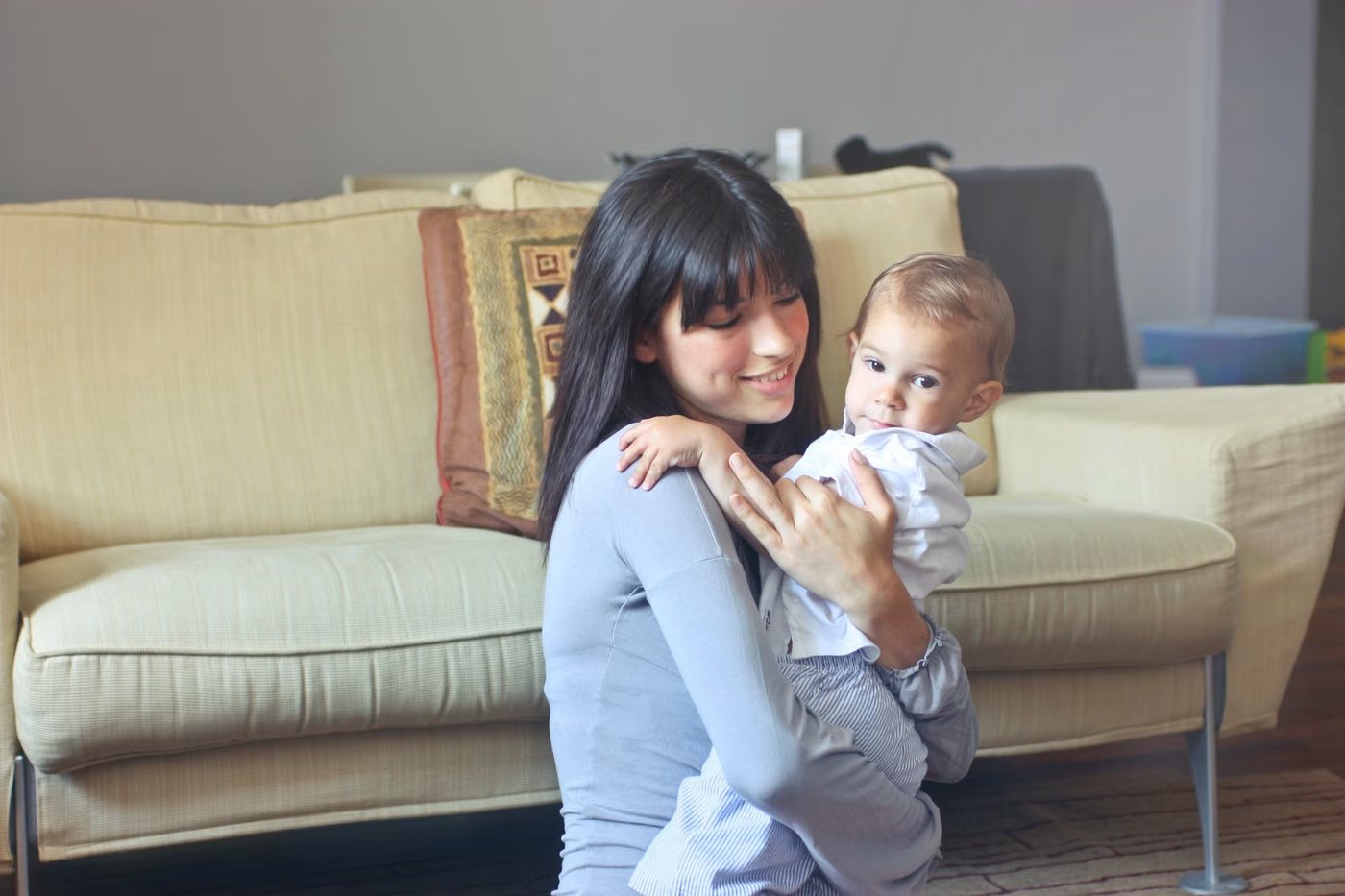 Kinderfrau spielt mit zwei Kindern im Wohnzimmer