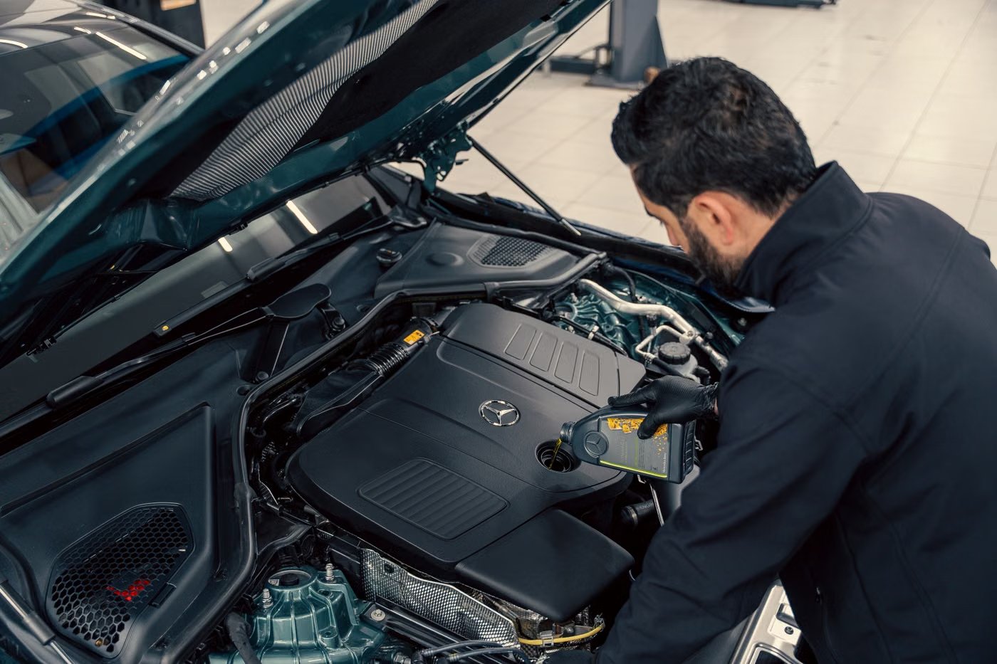Mécanicien change l'huile d'un moteur