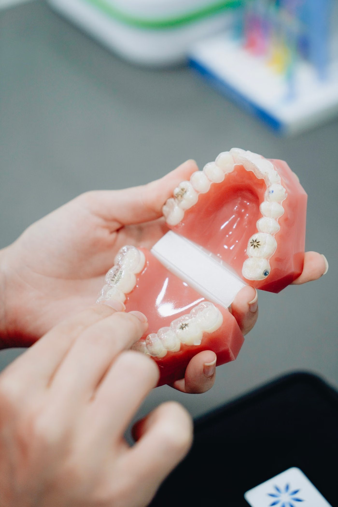 Kieferorthopädin justiert die Brackets einer Patientin