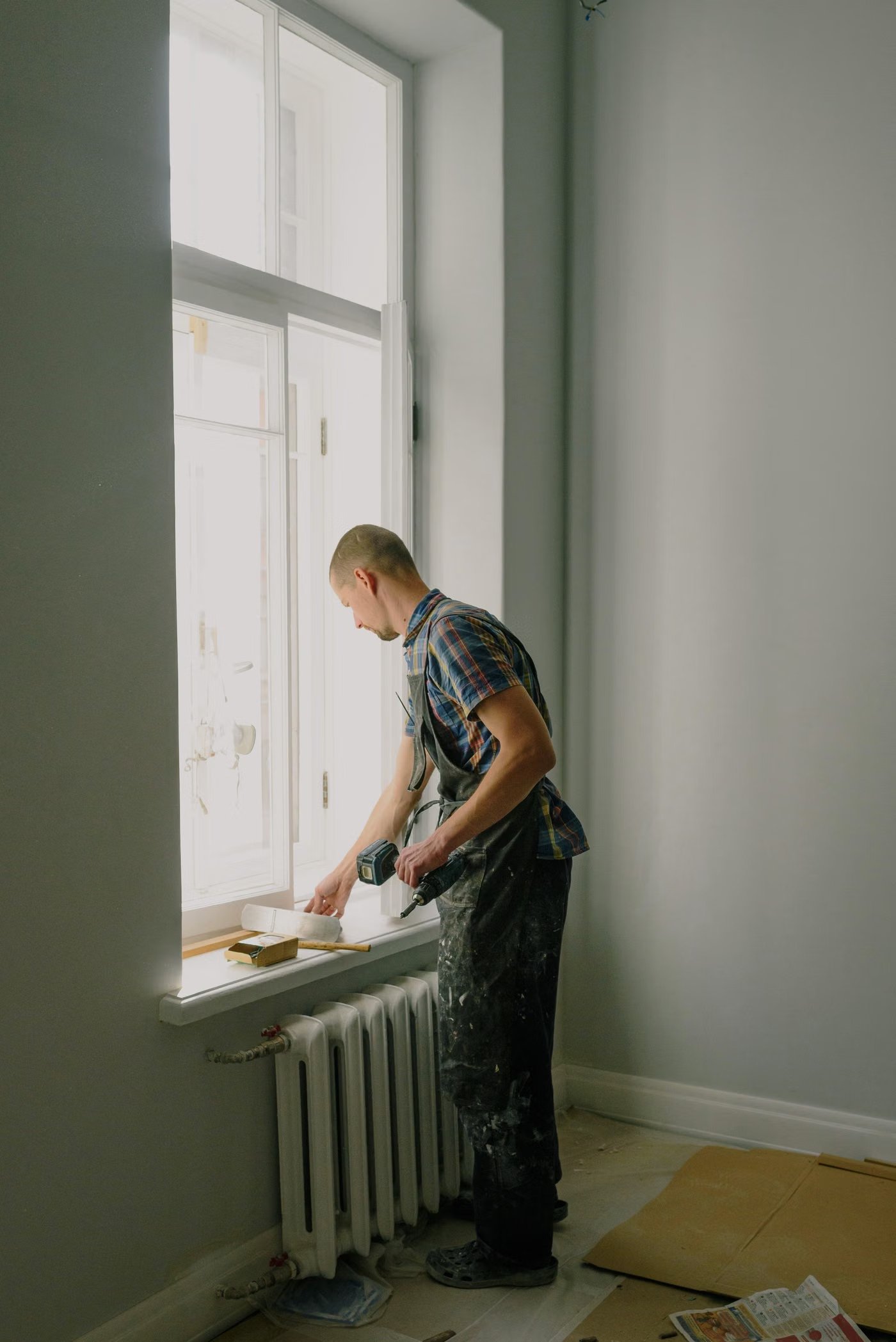 Peintre appliquant de la peinture sur un mur intérieur