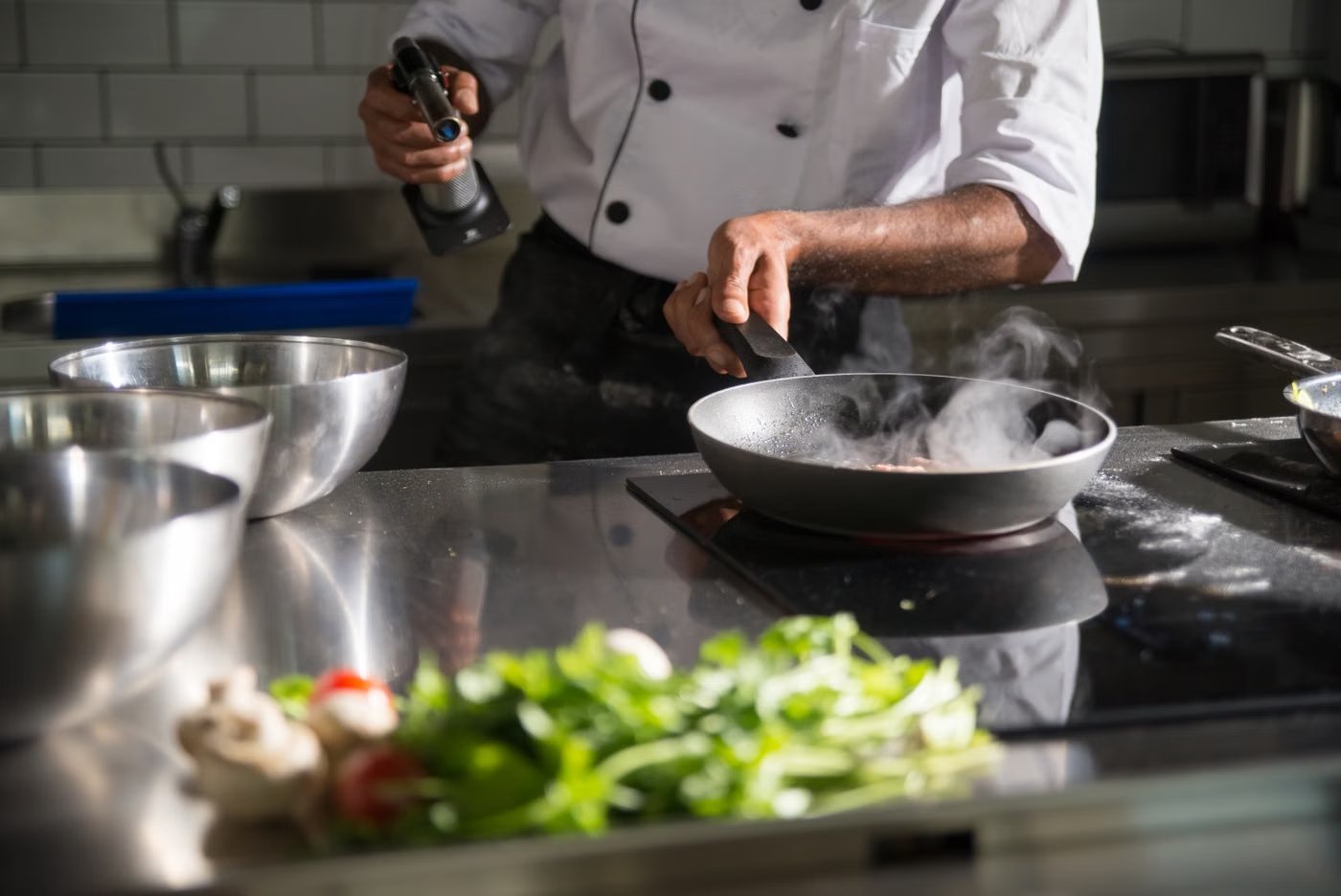 Personal Chef bereitet Gerichte in einer Küche zu