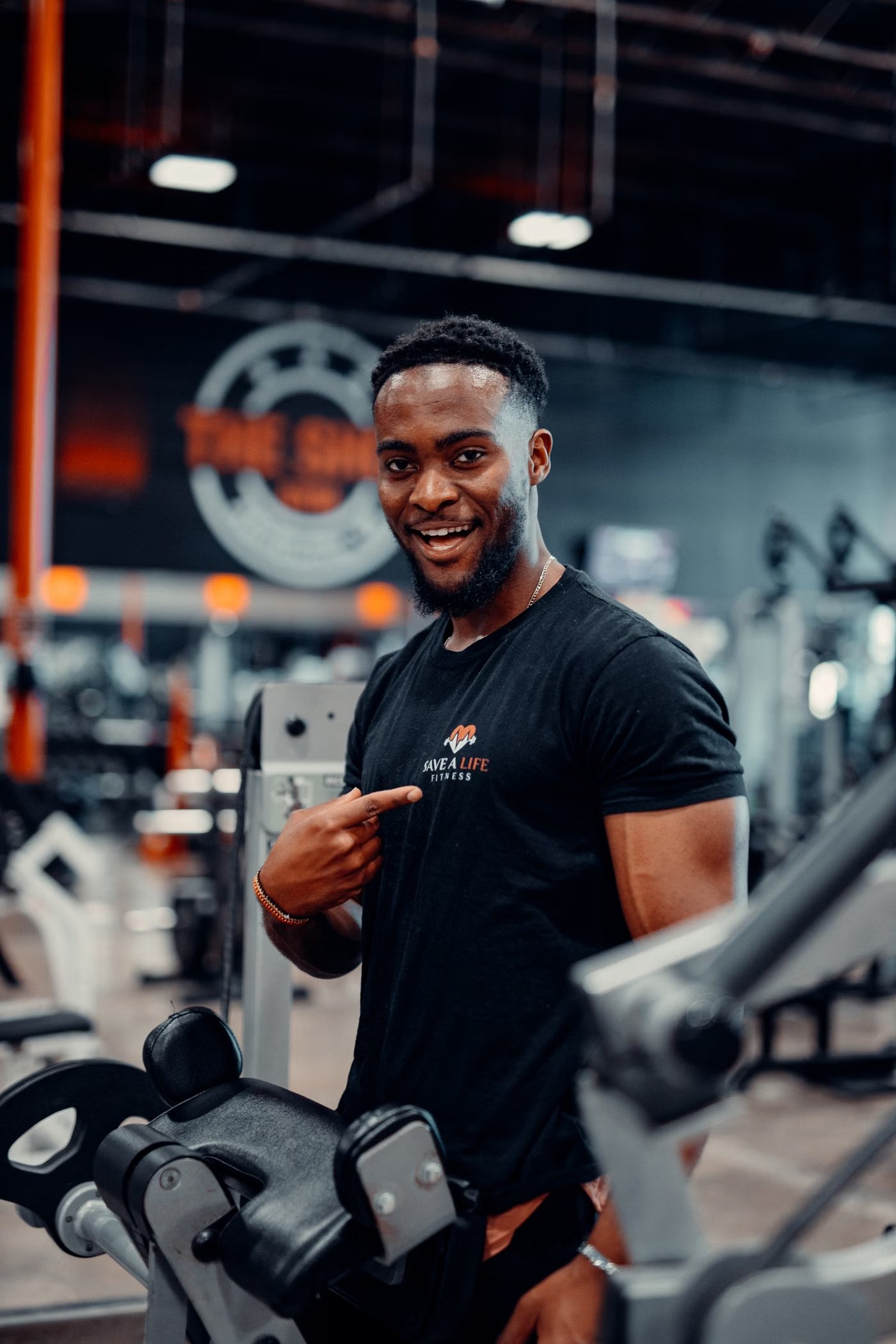 Personal Trainer betreut einen Kunden im Fitnessstudio