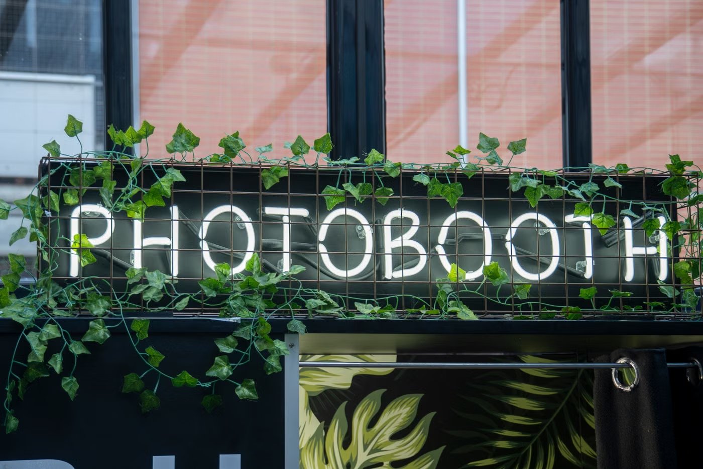Event-Fotoautomat mit Requisiten auf einer Party