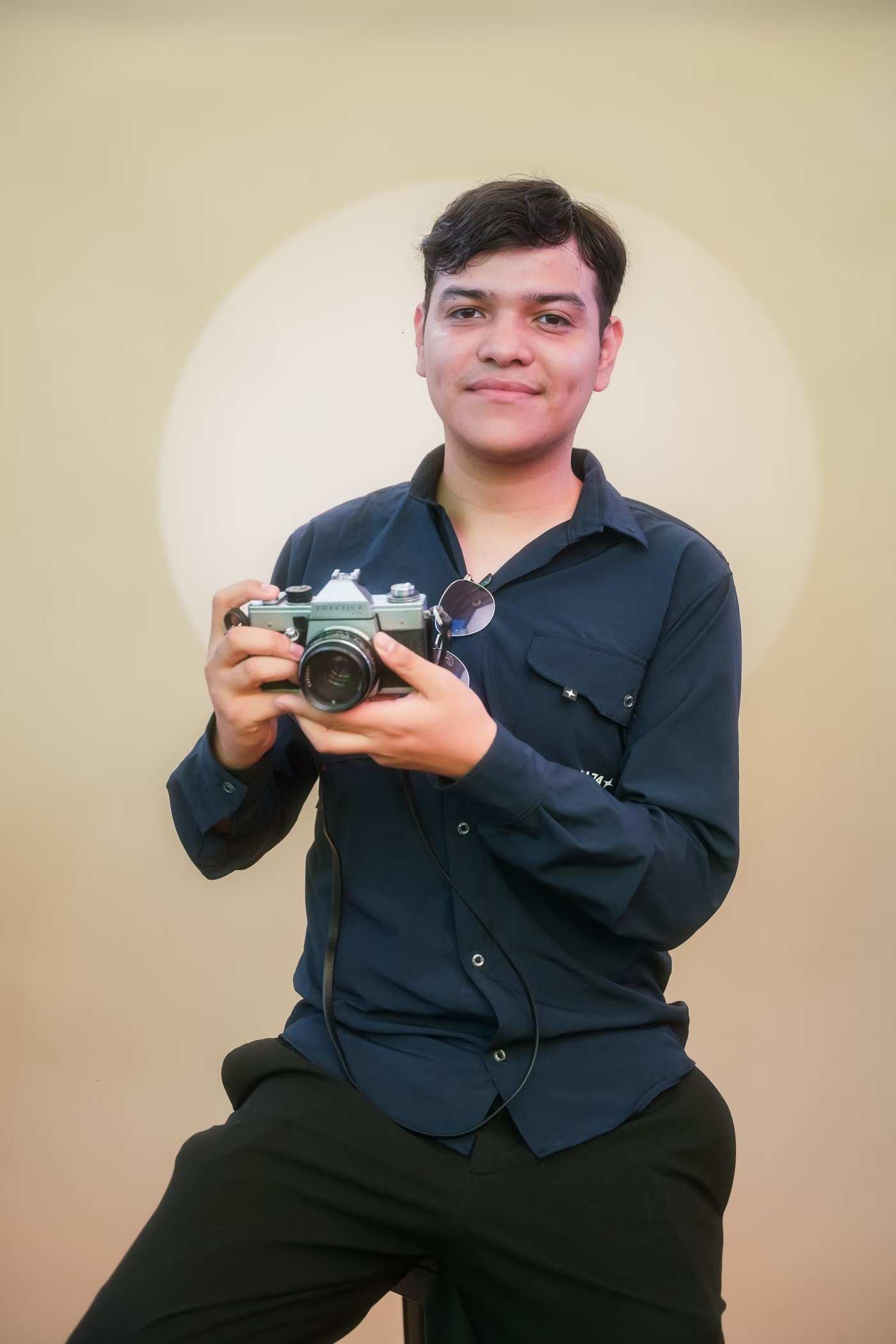 Fotografin macht ein Porträt mit Profikamera