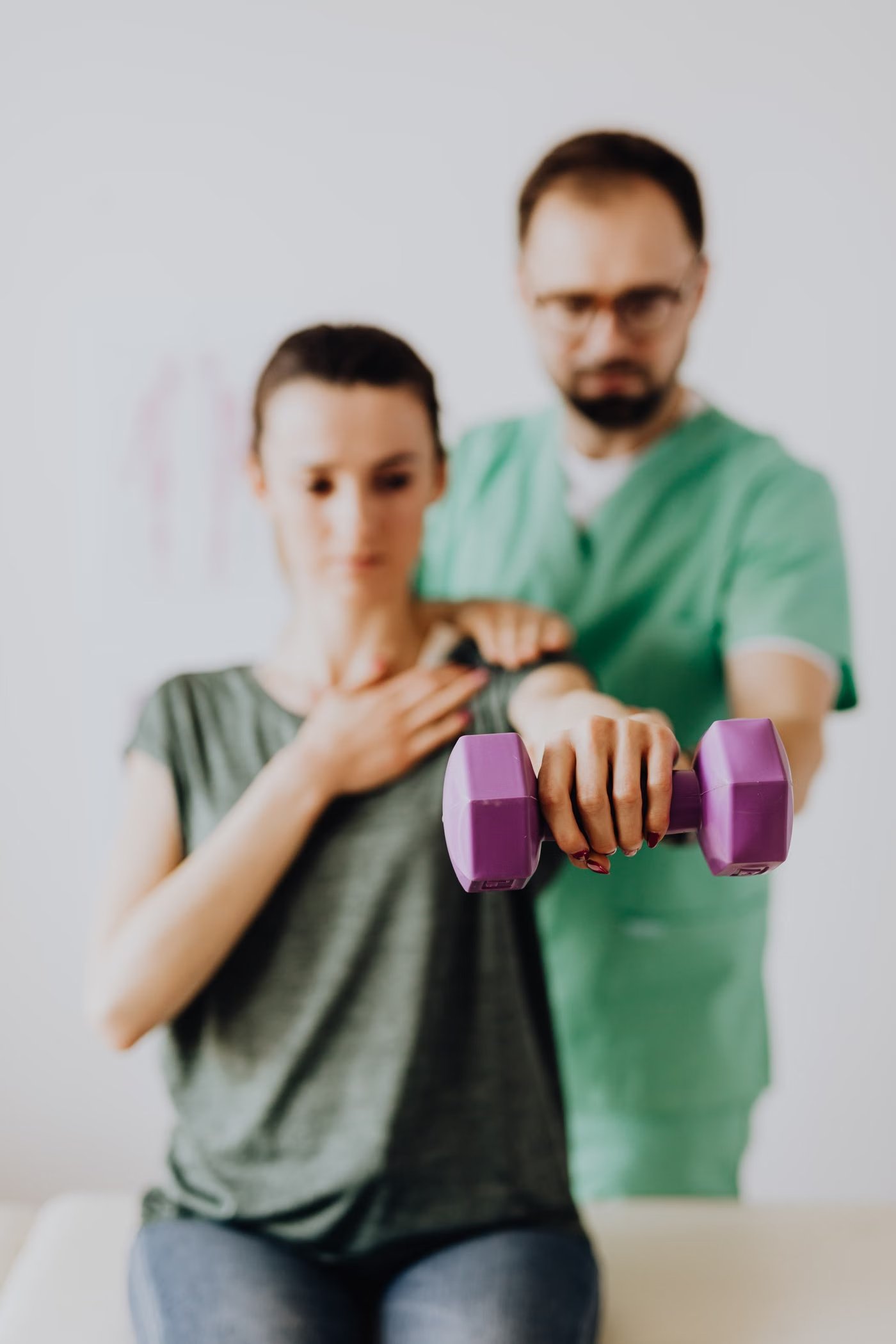 Physiotherapeut behandelt einen Patienten auf der Liege