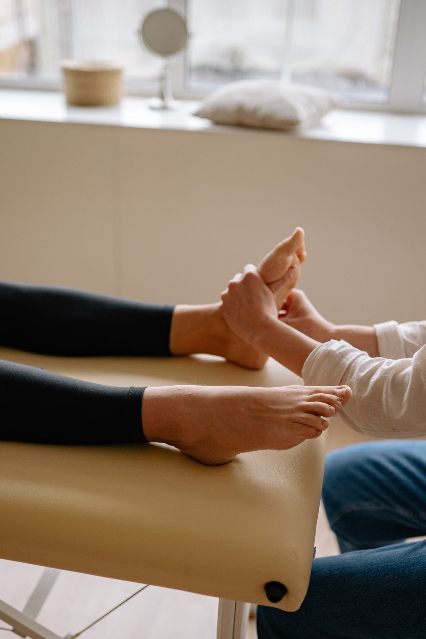 Podologin untersucht den Fuß eines Patienten
