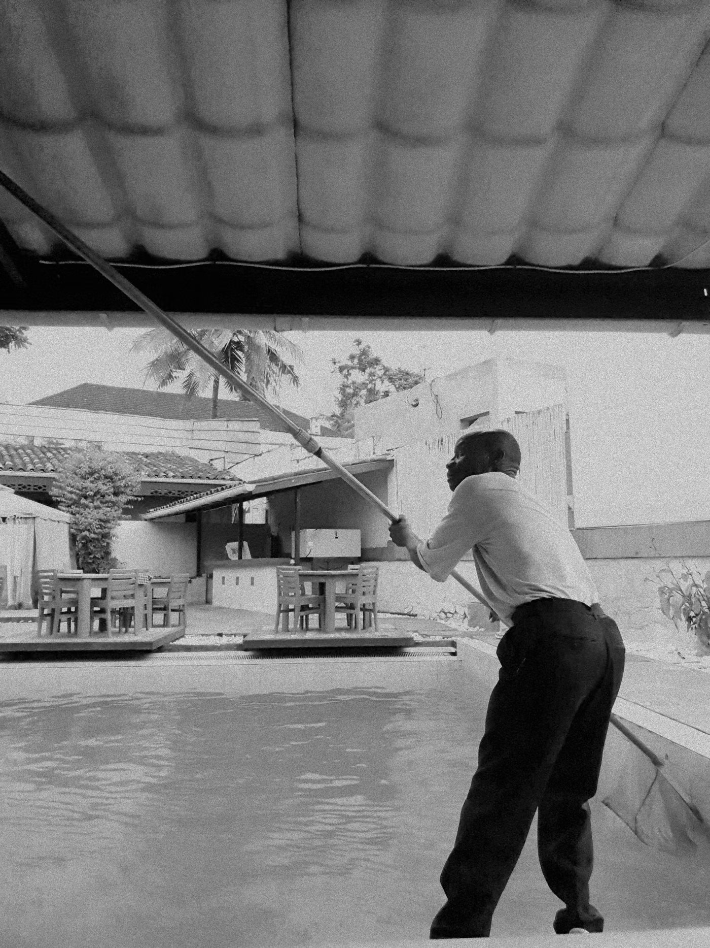 Technicien nettoyant une piscine résidentielle