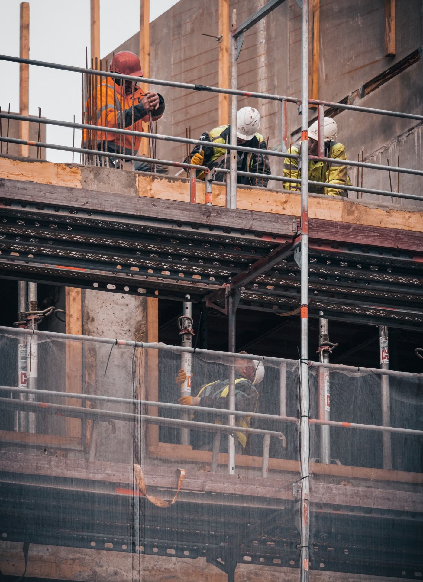 Bauendreinigungsteam in einem Haus im Umbau