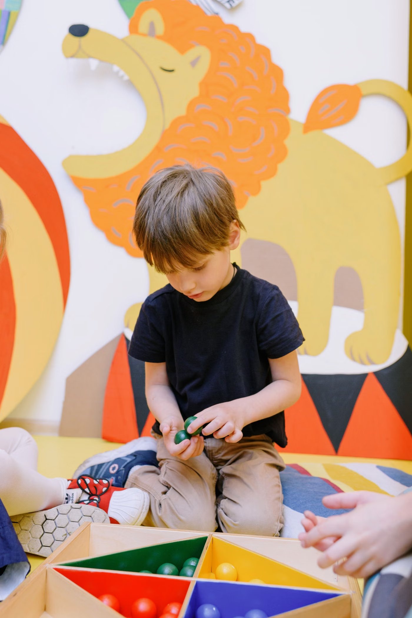 Kinder lernen in einem Vorschulklassenzimmer