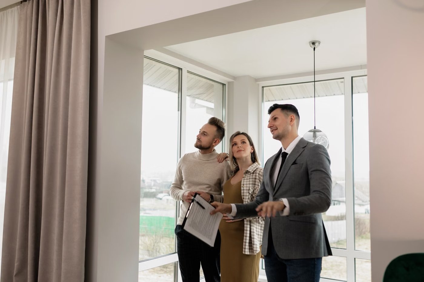 Immobilienmaklerin zeigt Käufern ein Haus