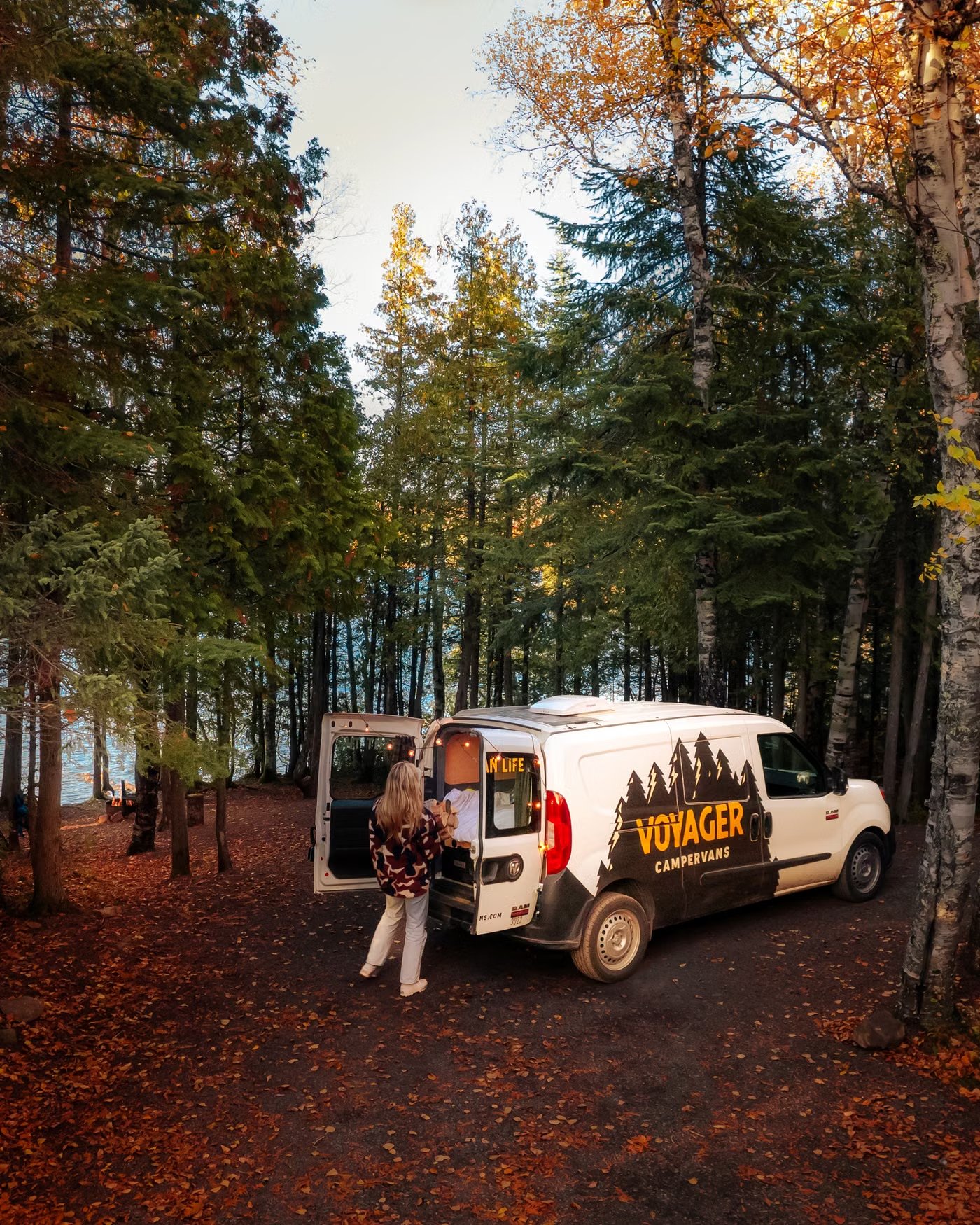 Technicien répare le toit d'un camping-car