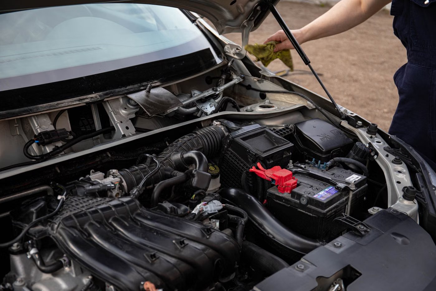 Technicien répare un moteur de tondeuse