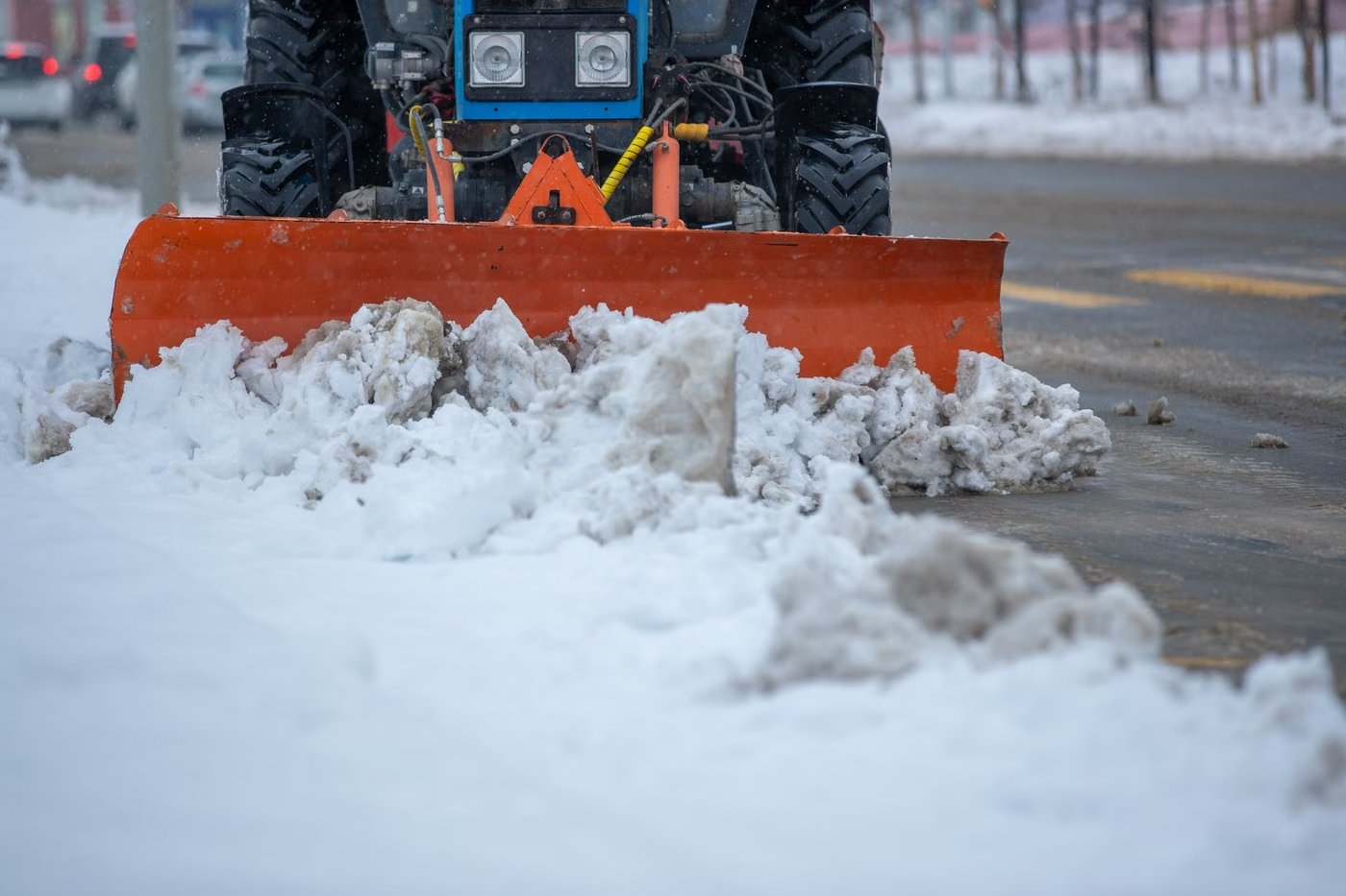 Team räumt Schnee vom Zugang eines Hauses