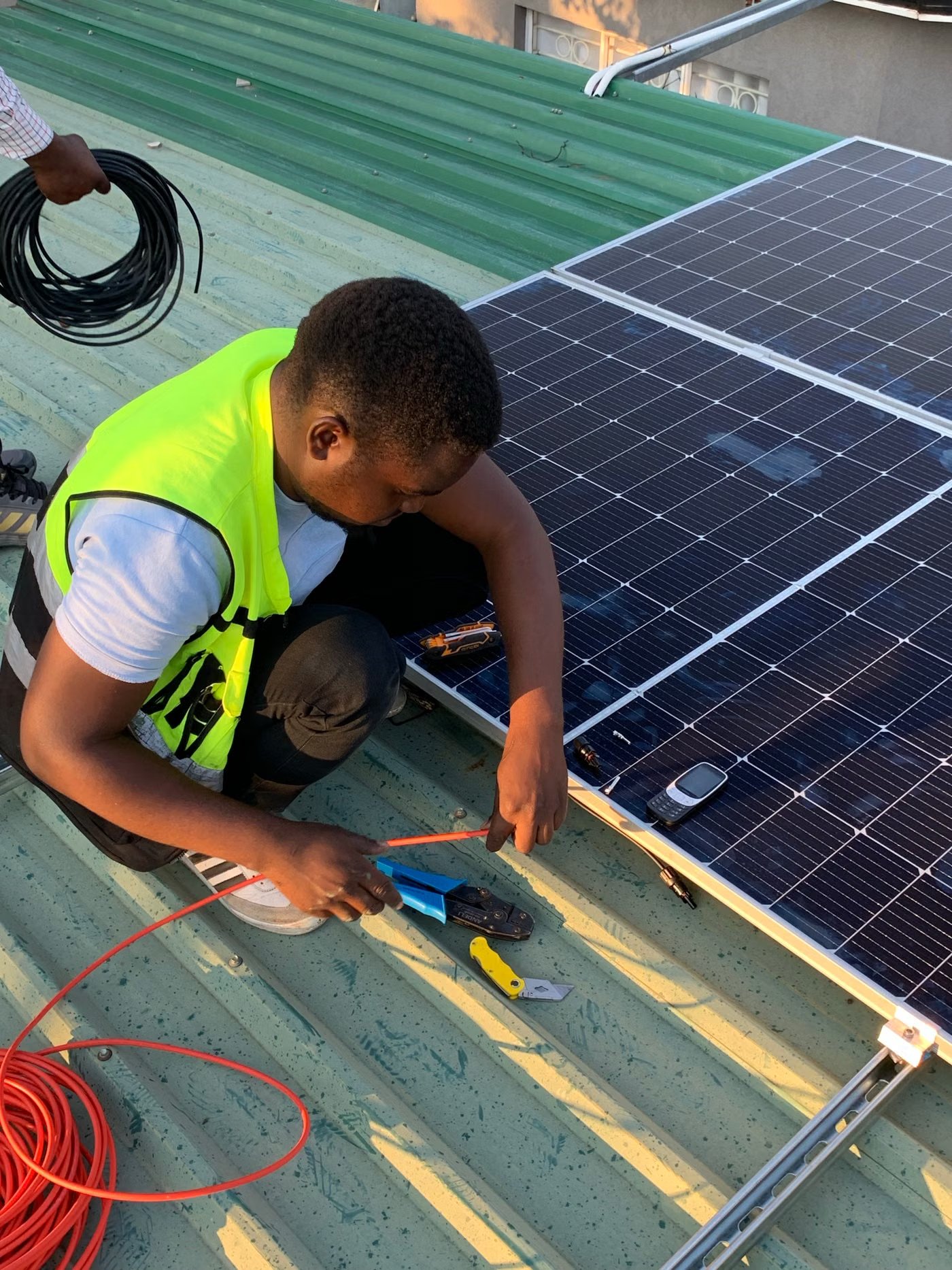 Installateure montieren Solarpaneele auf einem Dach