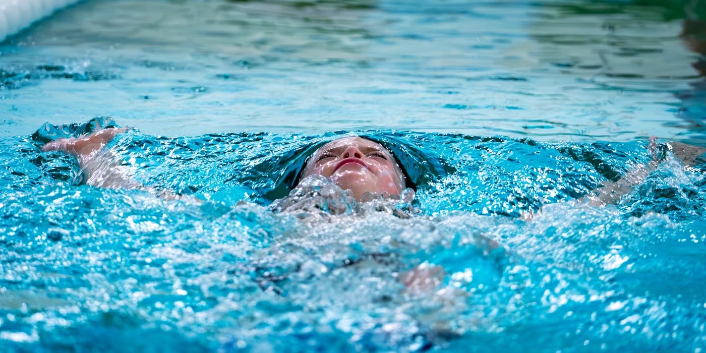 Schwimmlehrerin bringt einem Kind das Schwimmen bei