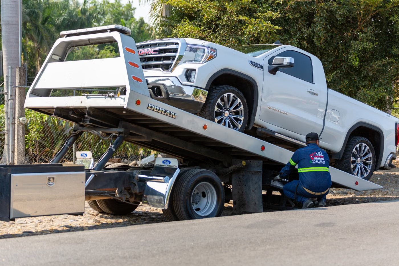 Dépanneuse remorquant une voiture sur l'autoroute