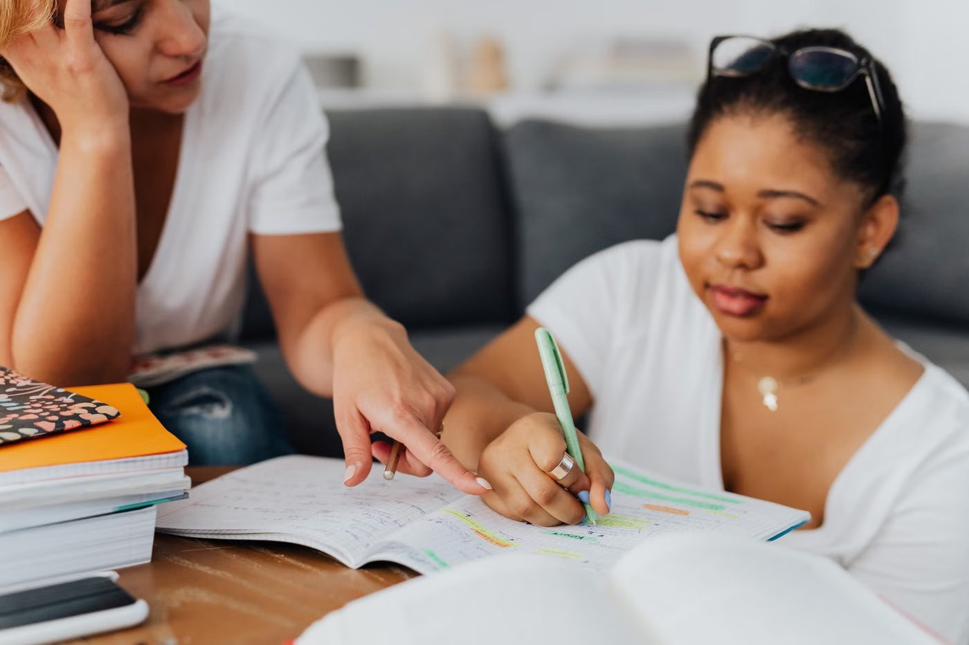 Nachhilfelehrer hilft einem Schüler bei Mathematik