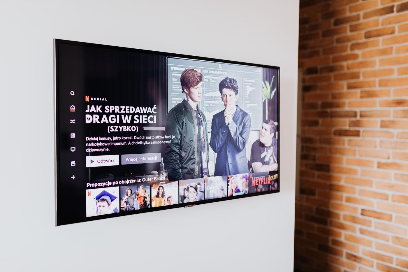 Techniker montiert einen Fernseher an der Wand
